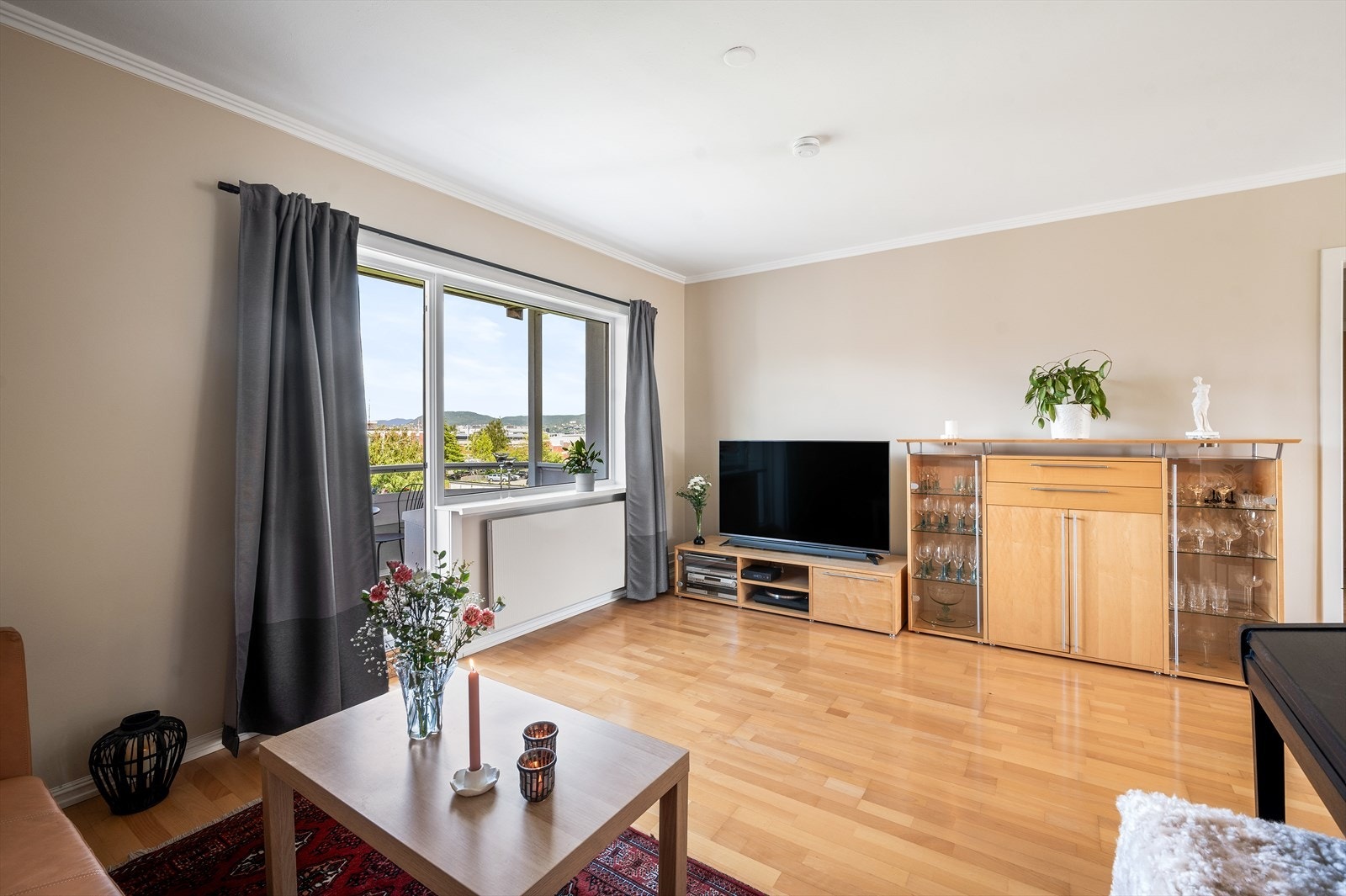 Boligen ligger i vestvendt retning noe som bidrar til rikelig med naturlig dagslys til rommet. Galleribilde