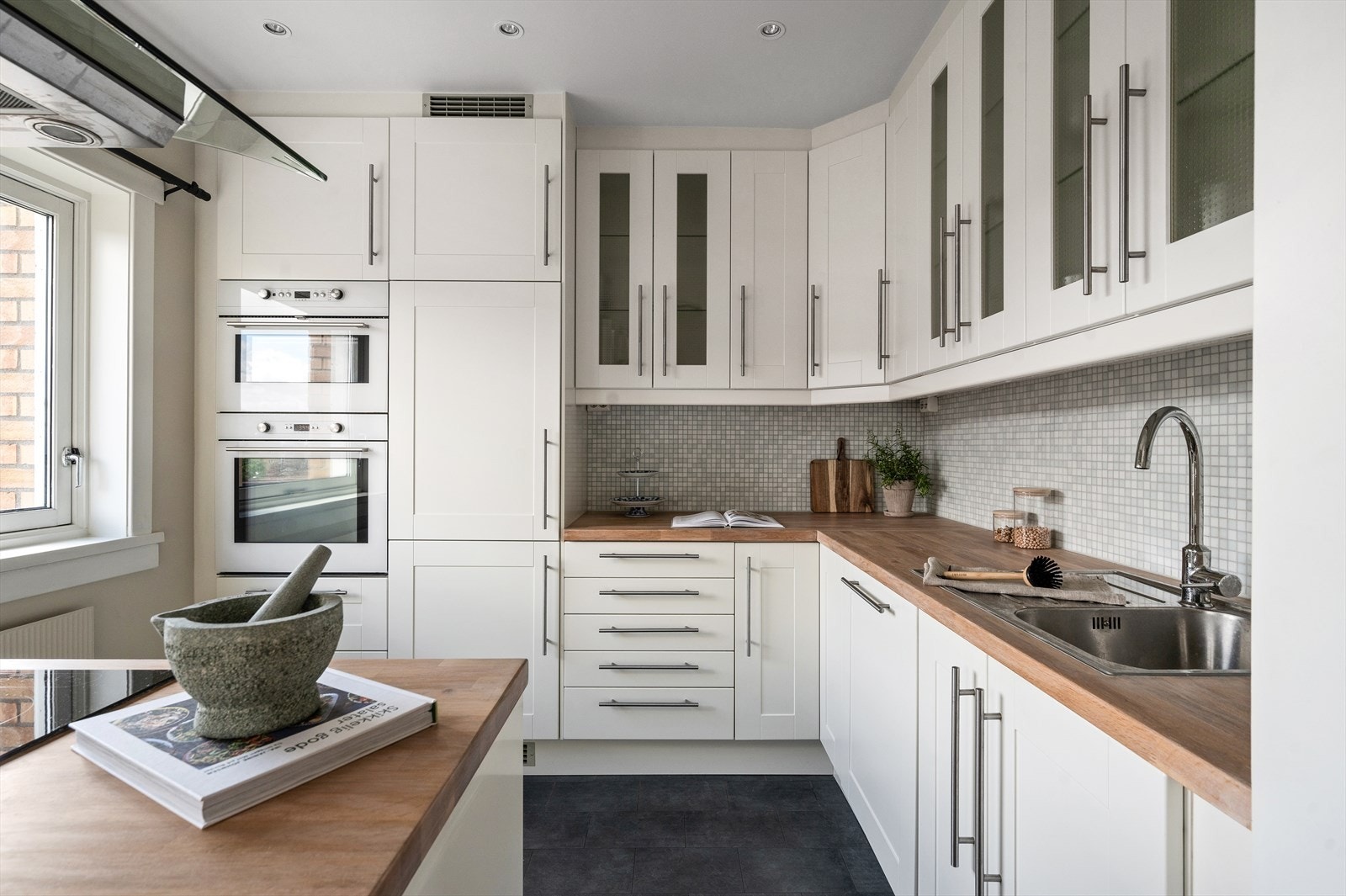 Dette gir en følelse av åpenhet og romslighet, og gjør det enkelt å underholde gjester mens du lager mat Galleribilde