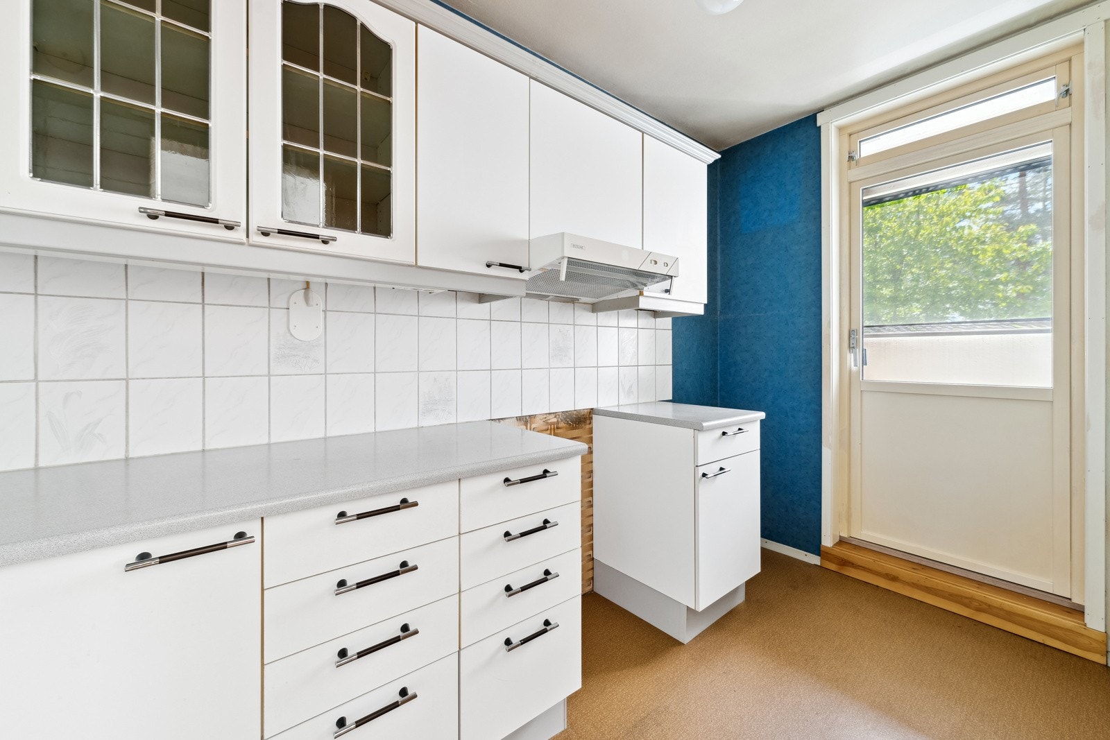 Innredning med slette fronter og benkeplater av laminat, nedfelt oppvaskkum i rustfritt stål med ett-greps armatur. Galleribilde