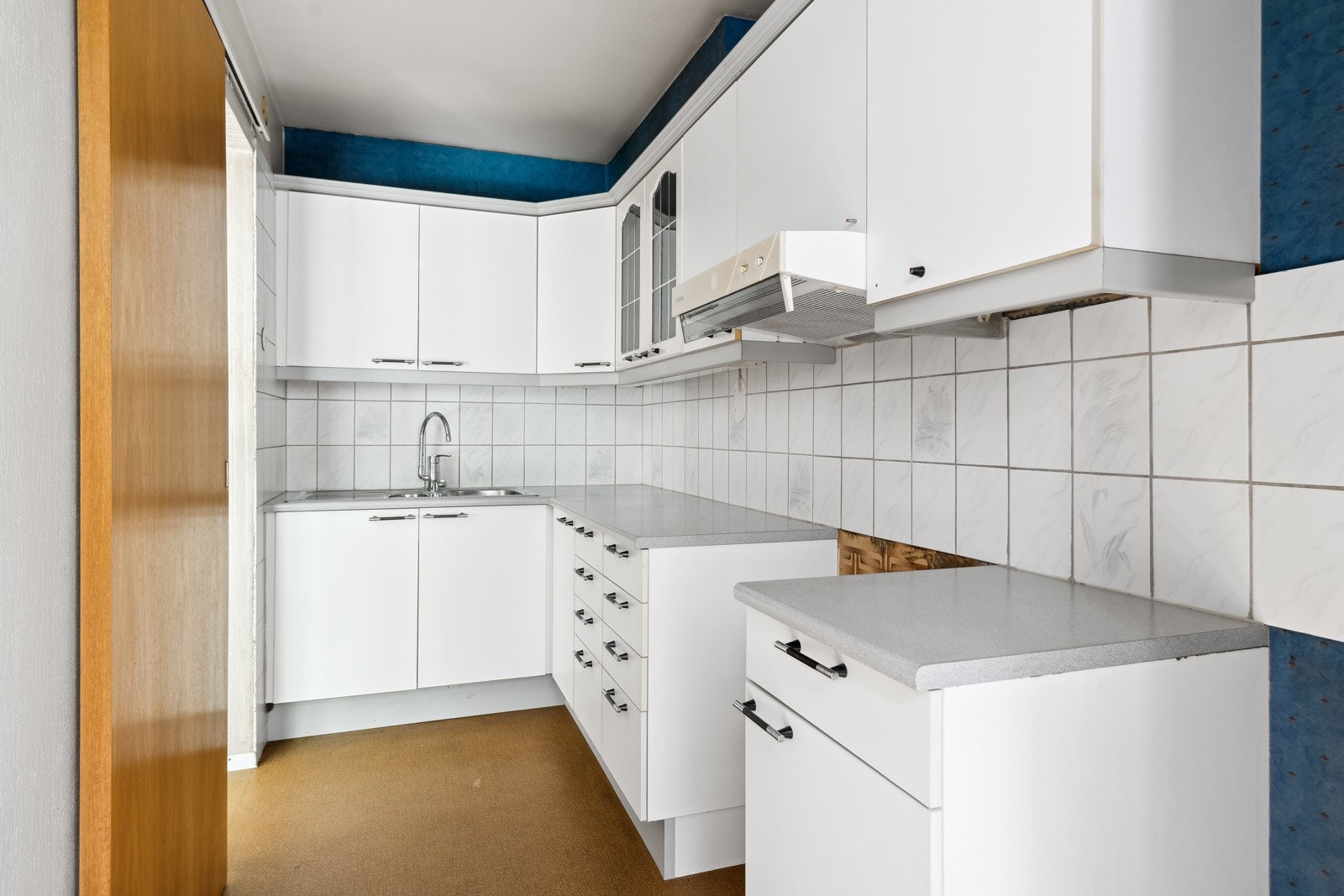 Benkeskapsbelysning og stikkontakter under overskap. Ventilator med kullfilter mot overskap. Galleribilde