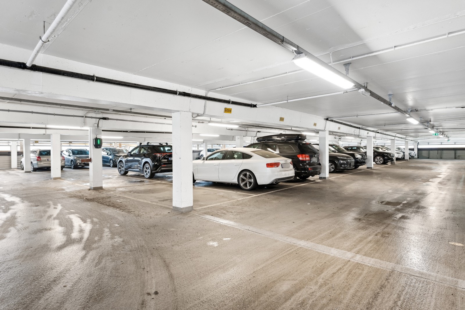 Fast biloppstillingsplass i felles avlukket garasjeanlegg Galleribilde