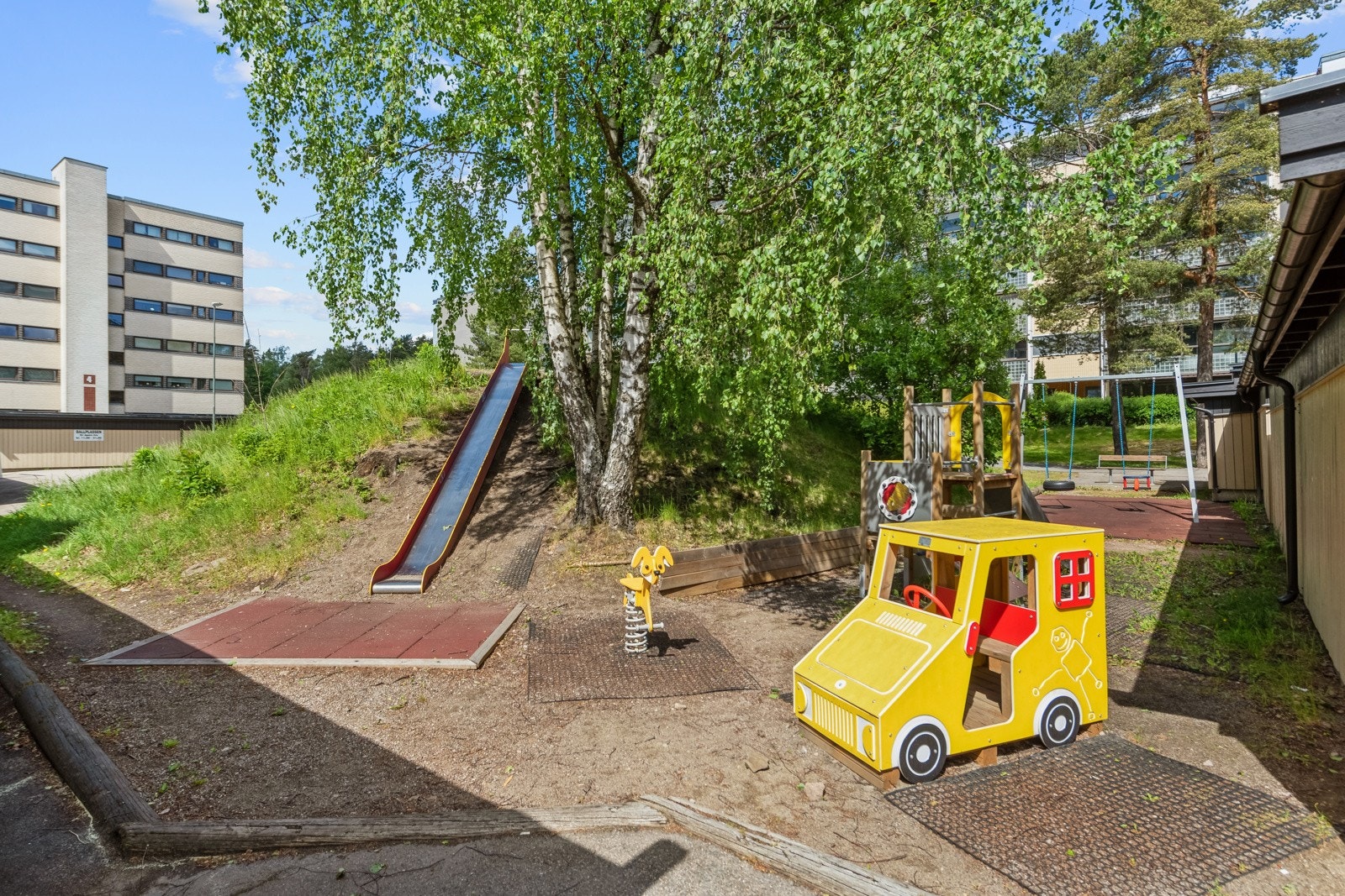 Tiurleiken borettslag fordeler seg naturlig over 2 tun. Begge tun er pent opparbeidet ute med lekeplasser og sittegrupper omkranset av pent stelt tomteområde beplantet med trær, prydbusker og hekker. Bilfrie gangveier mellom blokkene og til oppgangene. Galleribilde