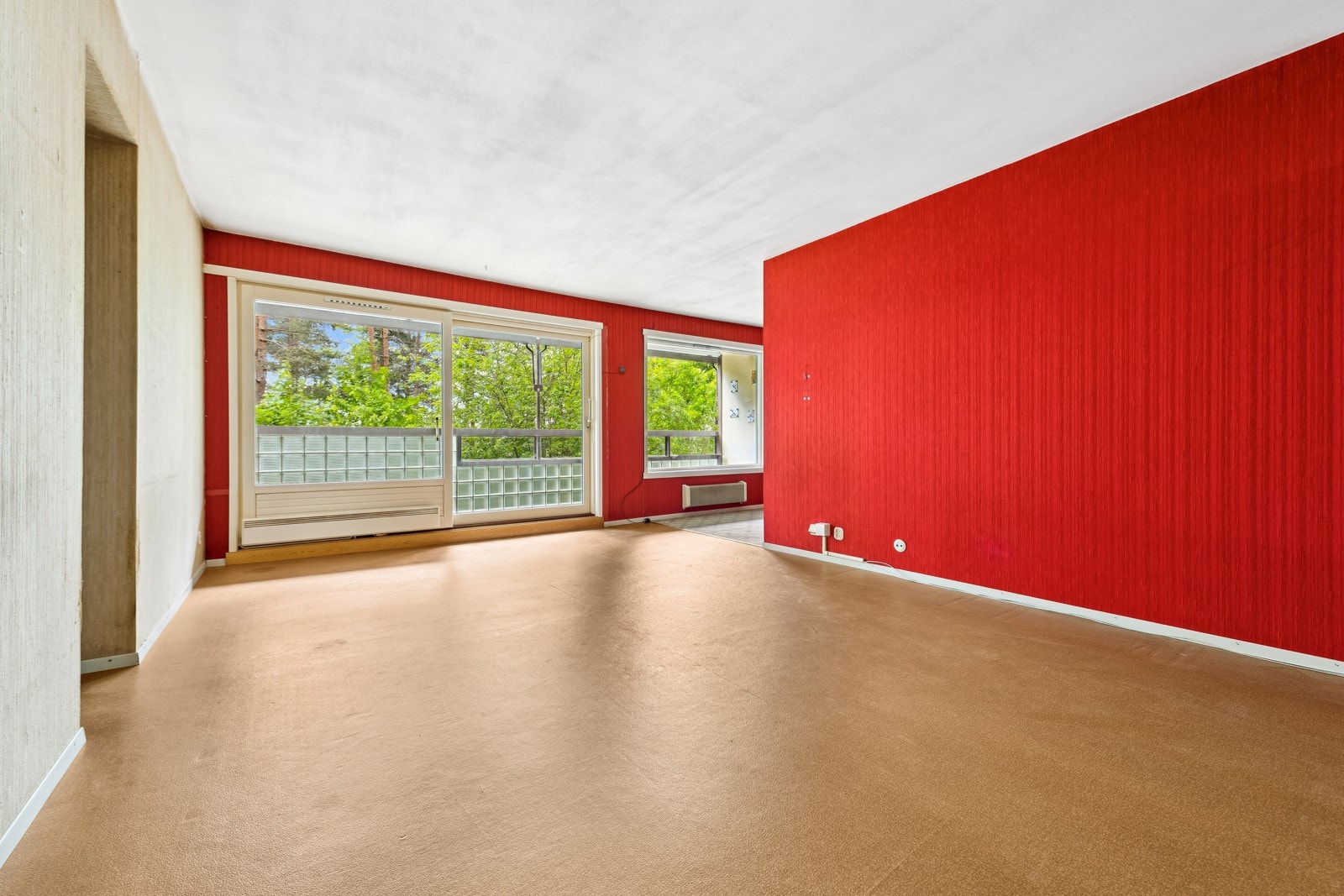 Store vindusflater i stuen som slipper inn rikelig med lys. Galleribilde
