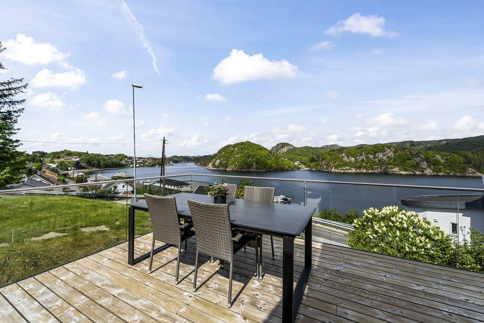 Nyt utsikten og et godt måltid ute på terrassen. Galleribilde