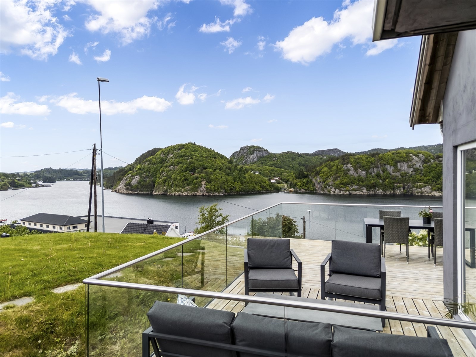 Nydelig utsikt fra flere hold, både i og utenfor boligen. Galleribilde