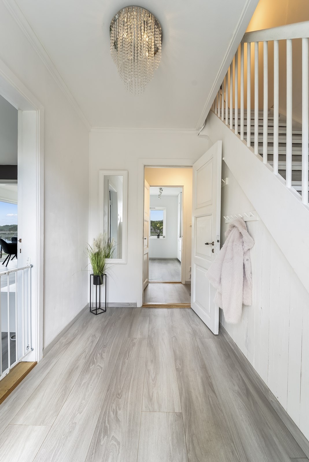 Gang med avkledningsplass og trapp opp til 2. etasje. Galleribilde