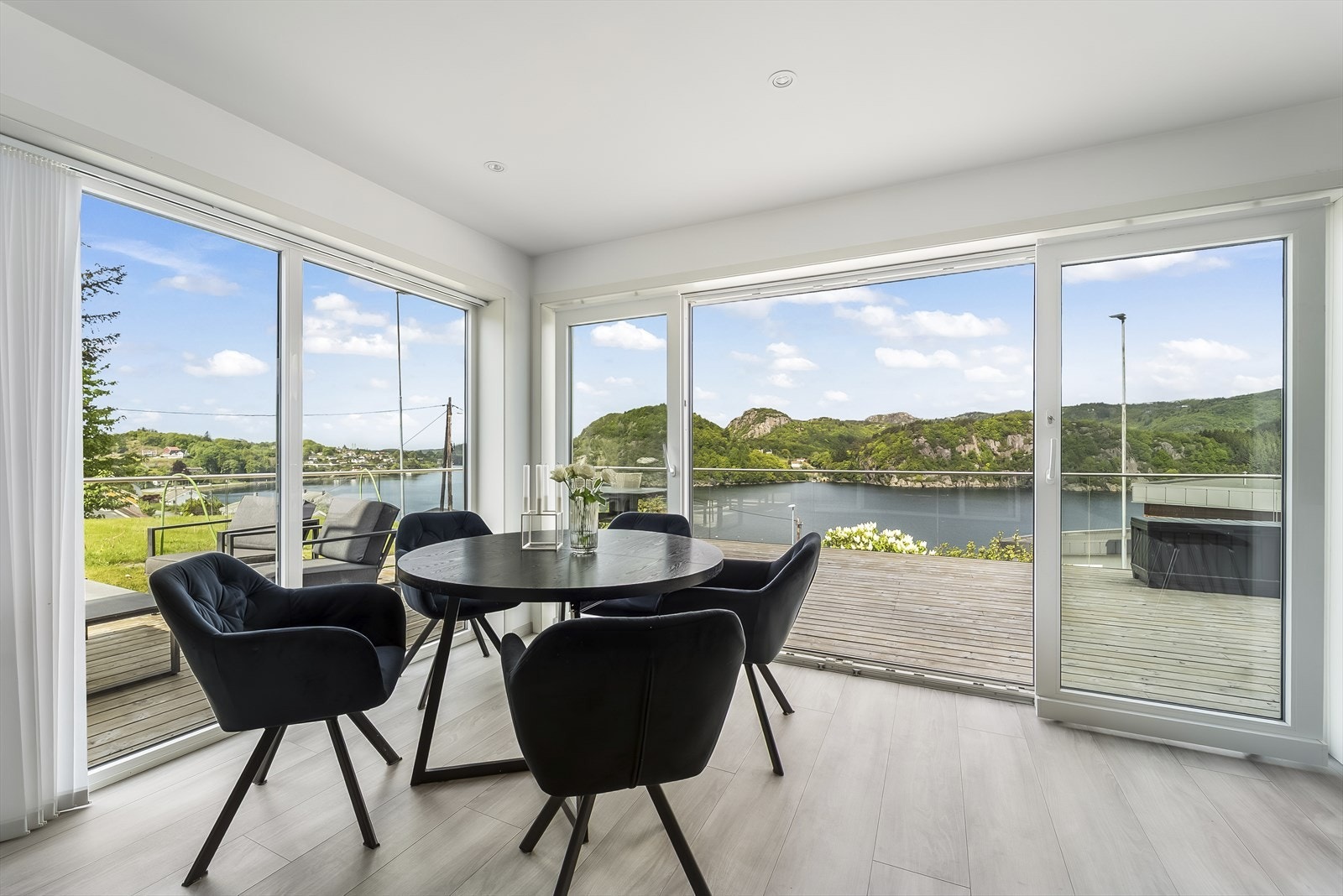 Spisestuen er en del av kjøkkenet. Her kan man nyte den flotte utsikten mot fjorden og gå ut til en stor solrik terrasse. Galleribilde