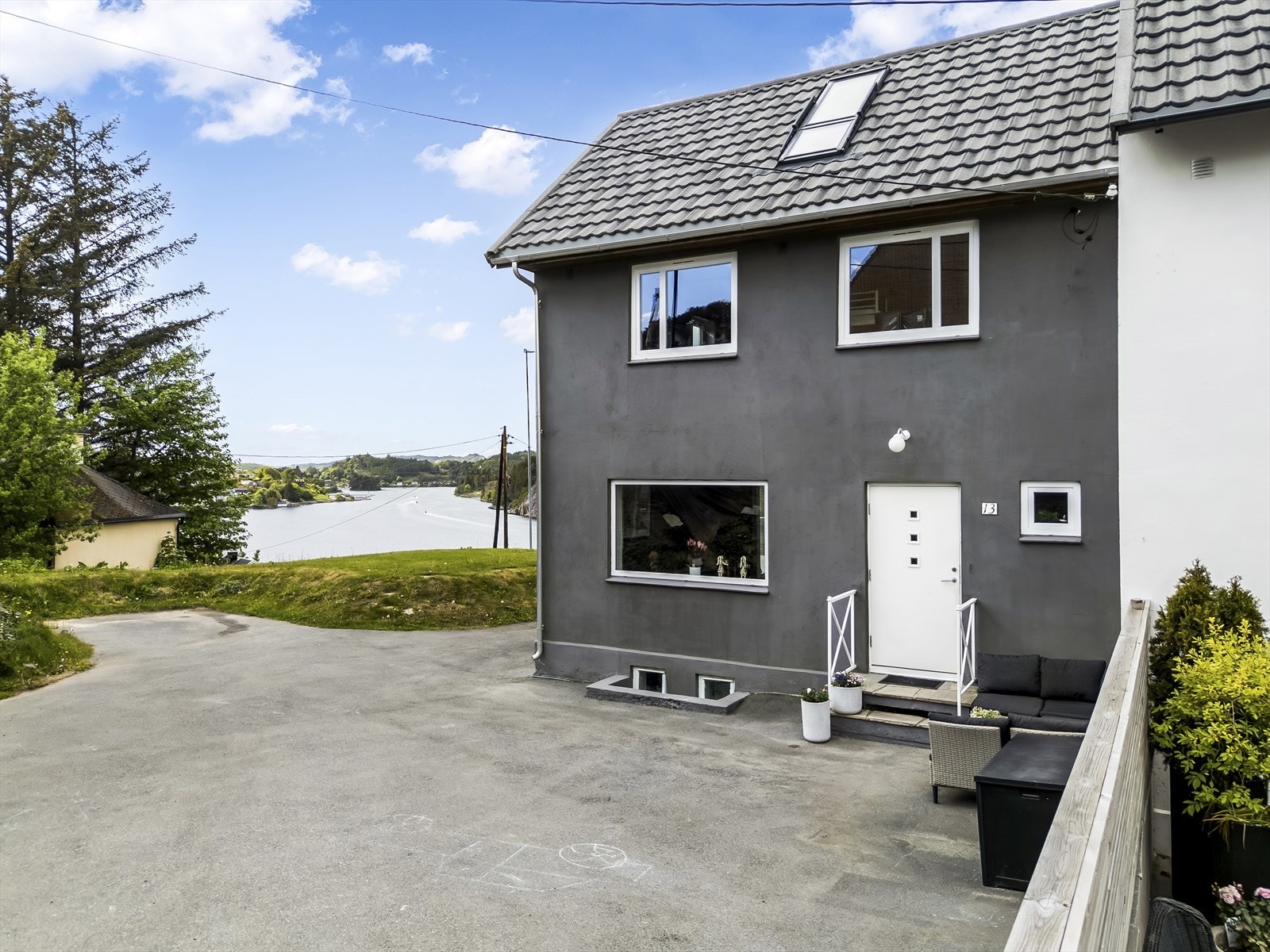 Gode parkeringsmuligheter på egen tomt. Galleribilde