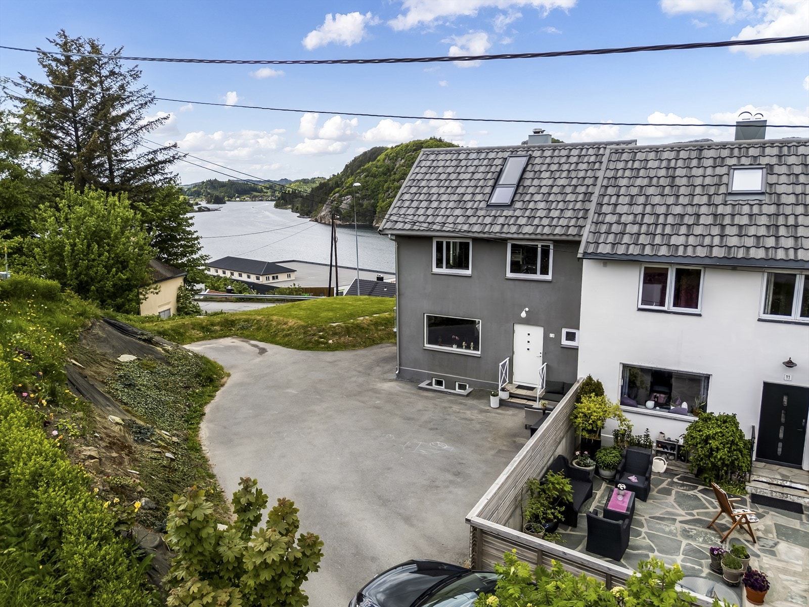 Boligen ligger innerst i rekka, som betår av 4 boliger. Galleribilde