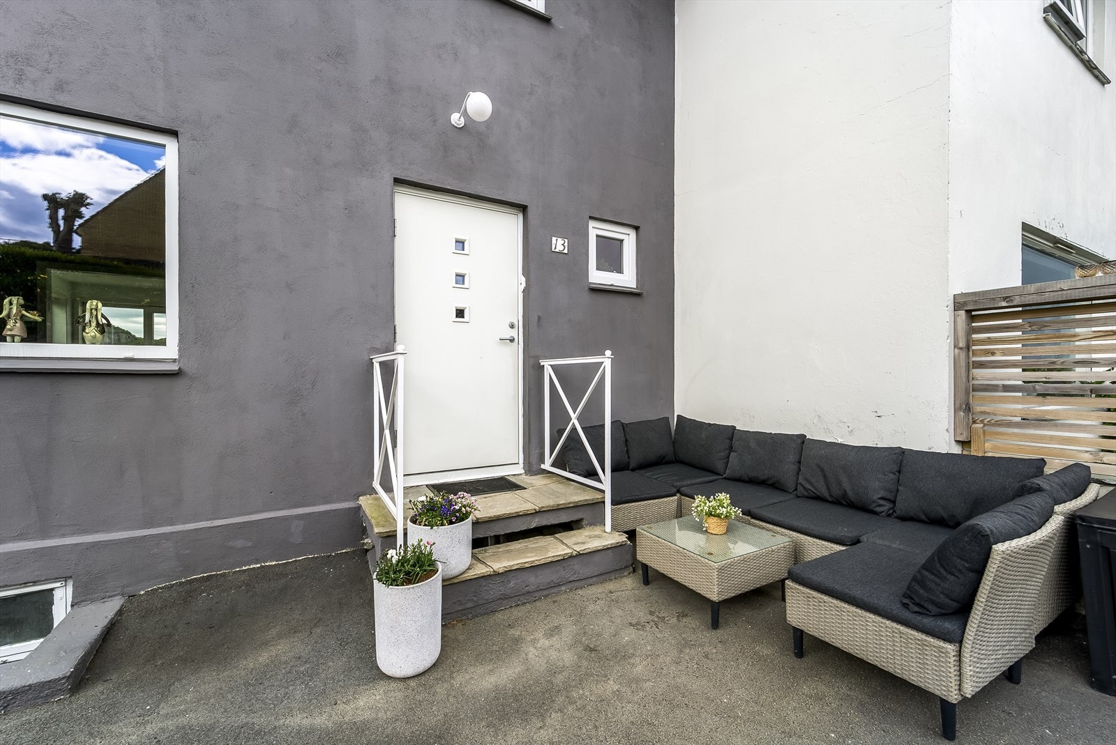 Uteplass ved inngangspartiet. Galleribilde