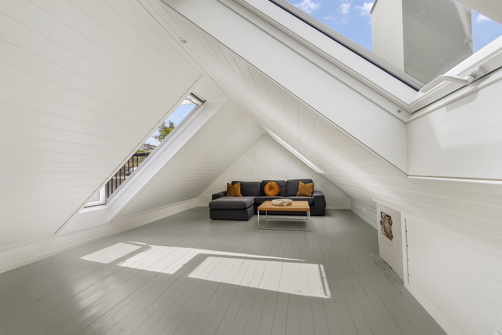 Veluxvinduer i taket for godt lysinnslipp. Galleribilde