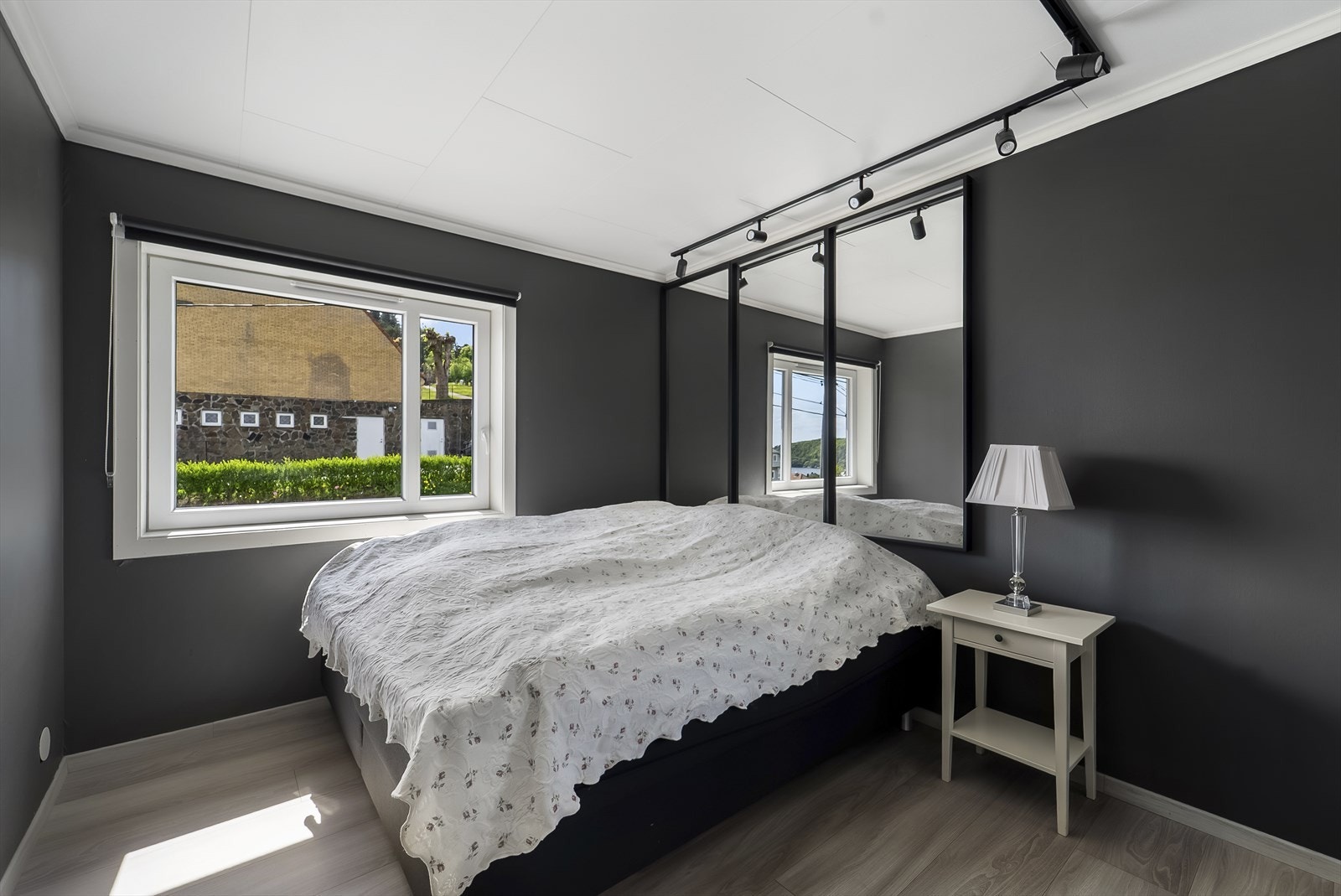 Hovedsoverom - soverom 1 av 3. Fra hovedsoverommet er det utsikt mot sentrum og sjøen. Galleribilde