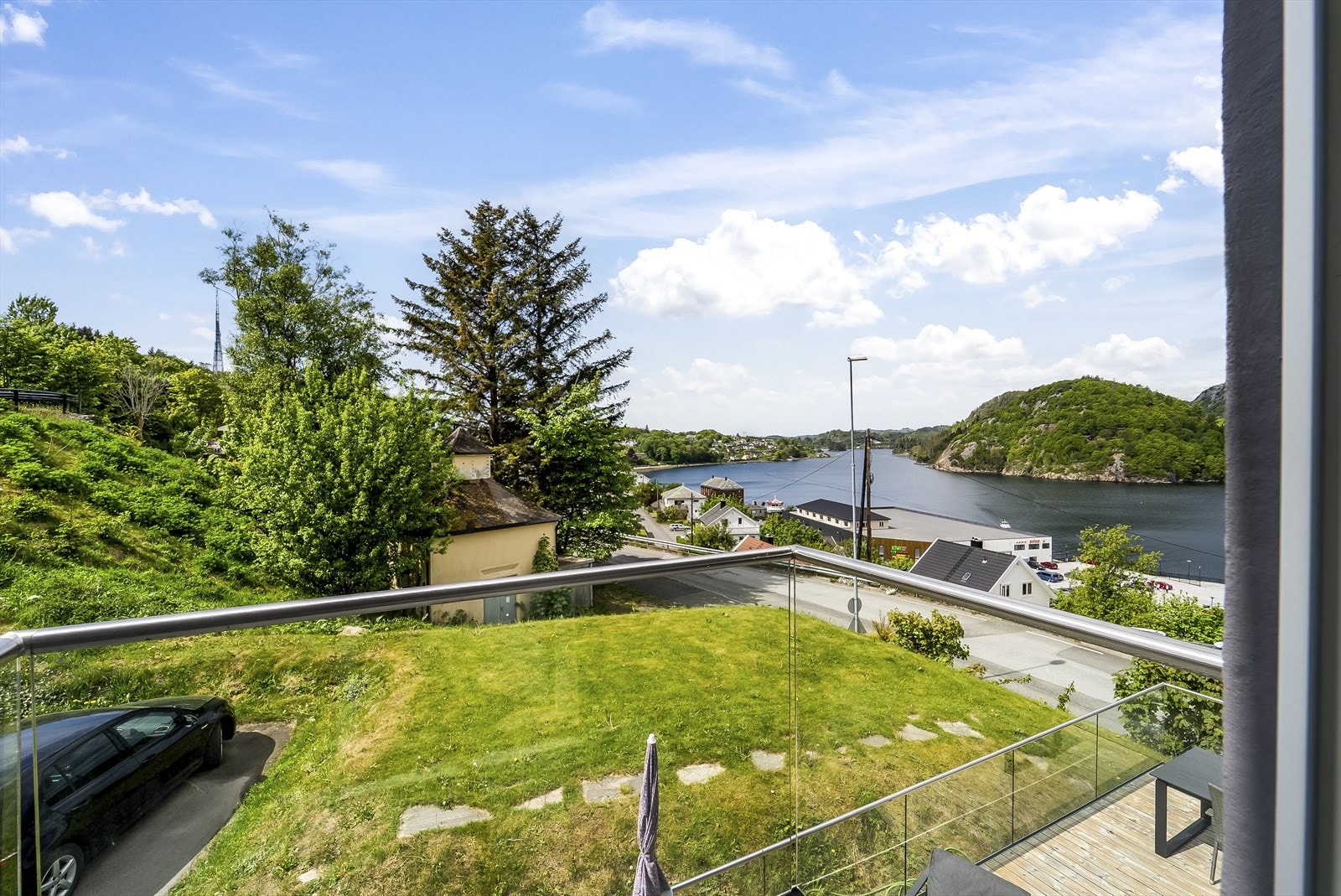 Den gresslagte delen er en tomt (som eies av samme eier som Sundeveien 13). Galleribilde