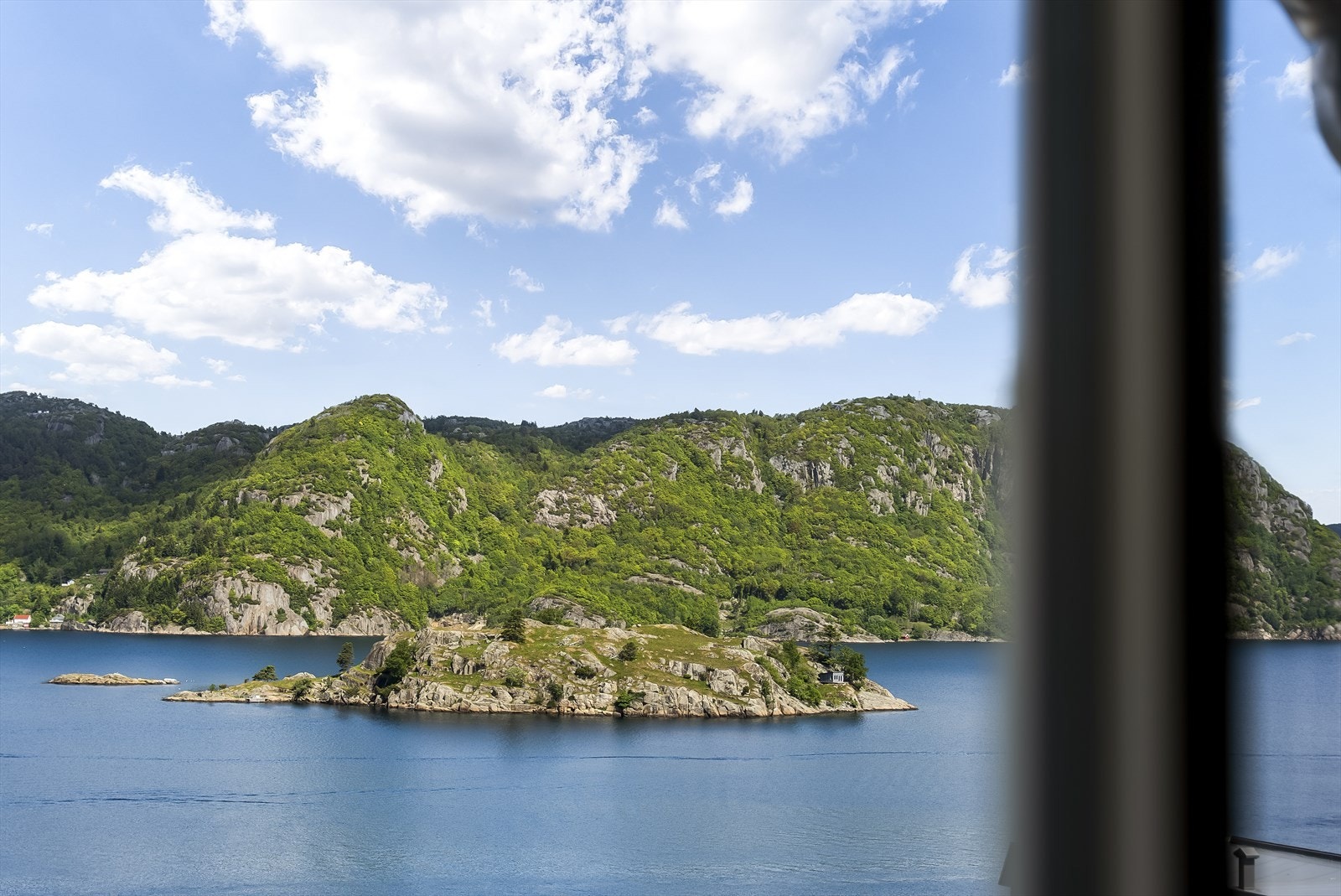 Utsikt mot fjorden fra boligen. Galleribilde