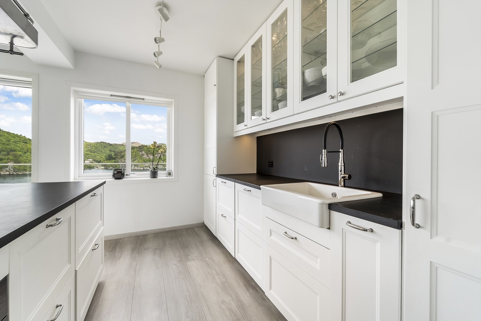 Kjøkkenet har en god planløsning med mye skap- og benkeplass. Galleribilde