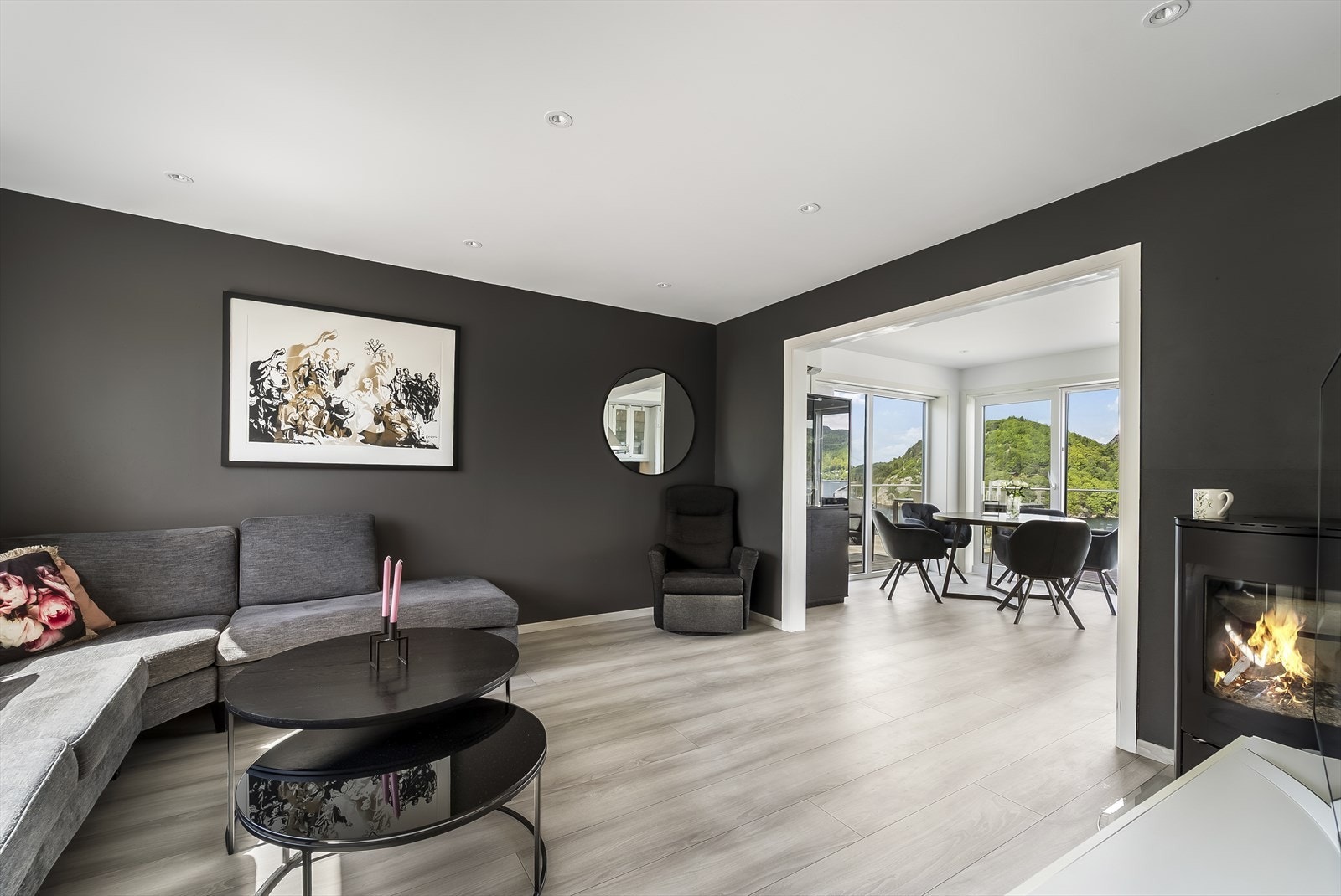 Pent utformet stue med listeløs profil i taket. Store vindusflater på kjøkkenet ut mot utsikten mot fjorden. Galleribilde