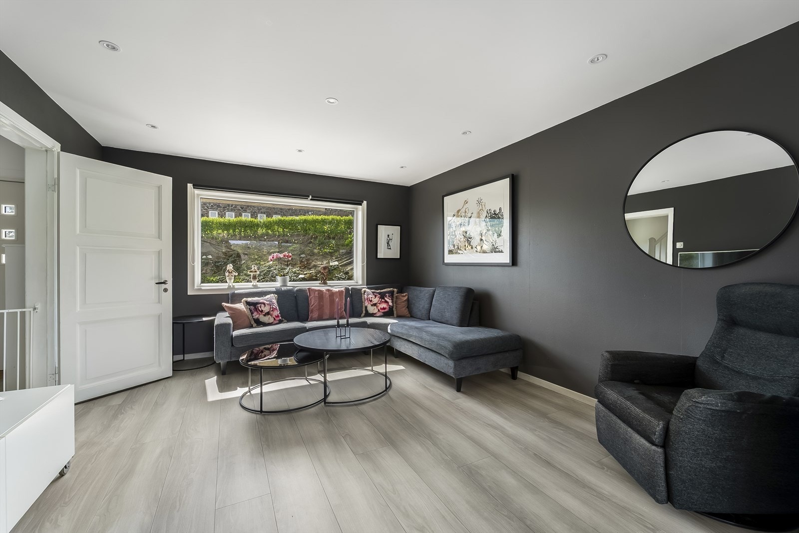 Pen stue med vedovn for god varme på kalde dager. Downlights i tak med dimming. Galleribilde