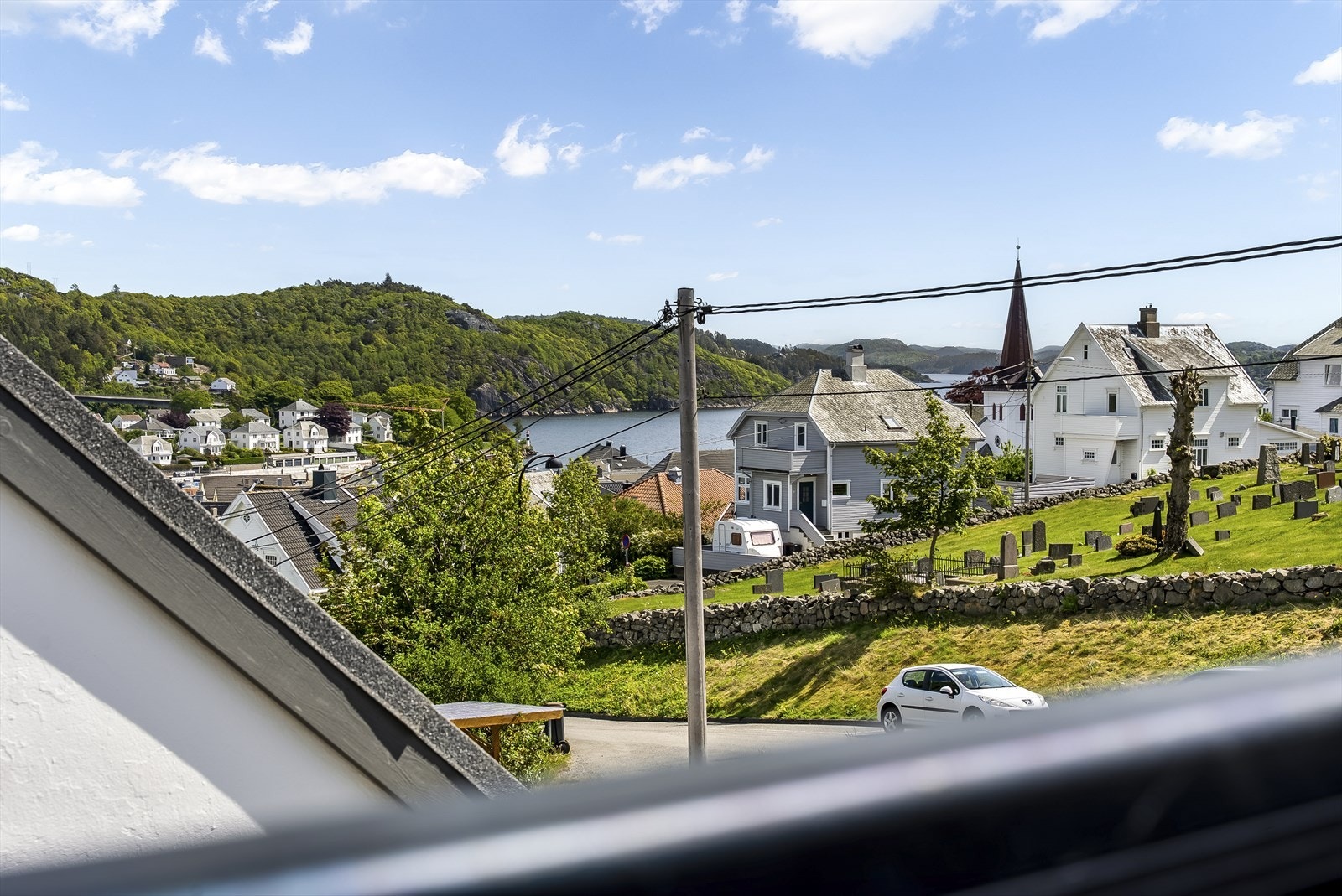 Utsikt mot sentrum og sjøen fra loftet. Galleribilde