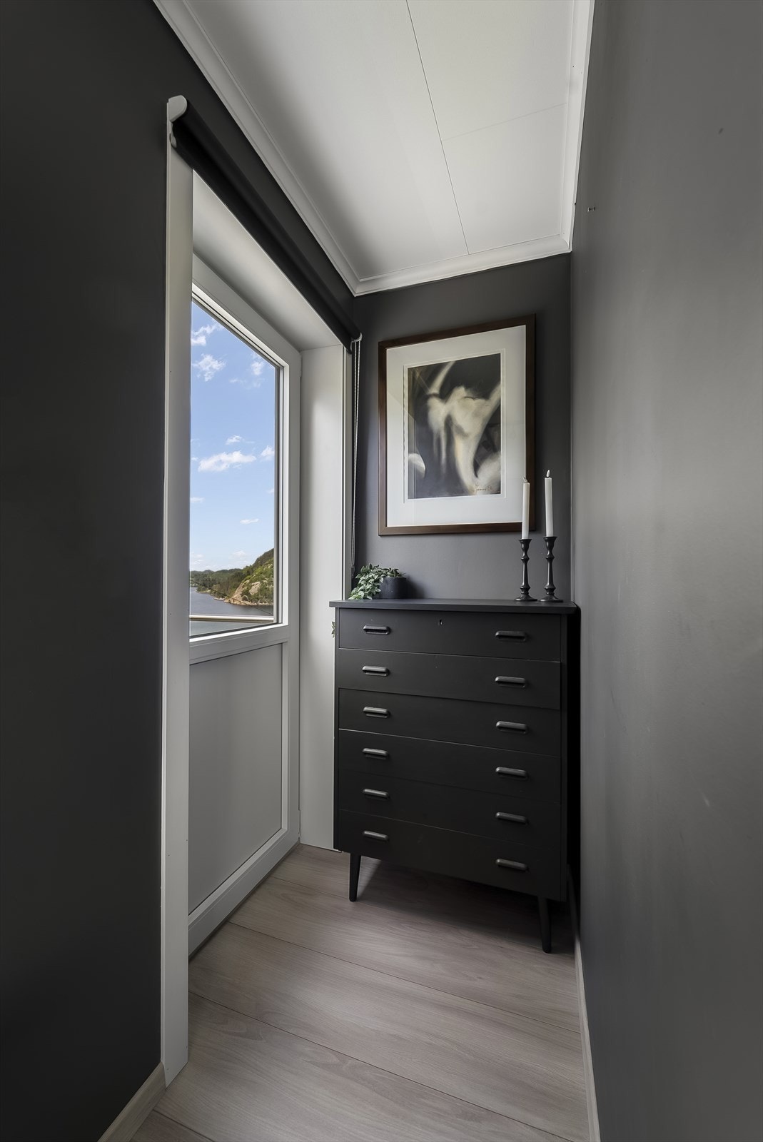 Utgang til en praktisk luftebalkong fra hovedsoverommet. Galleribilde