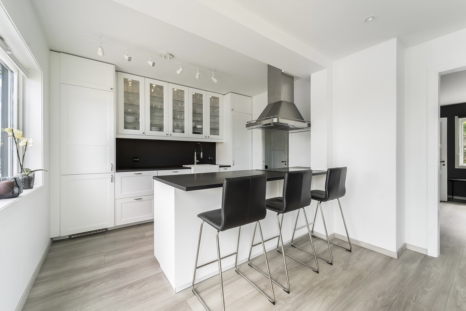 Praktisk barstolløsning mot spisestua. Galleribilde