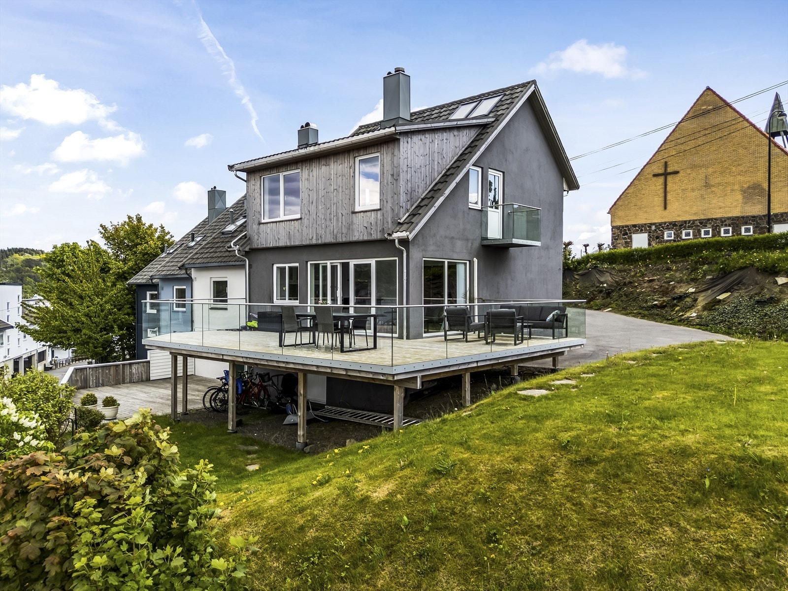 Eiendomsmegler MNEF Anita Cecilie Gabrielsen ønsker velkommen til Sundeveien 13! Galleribilde