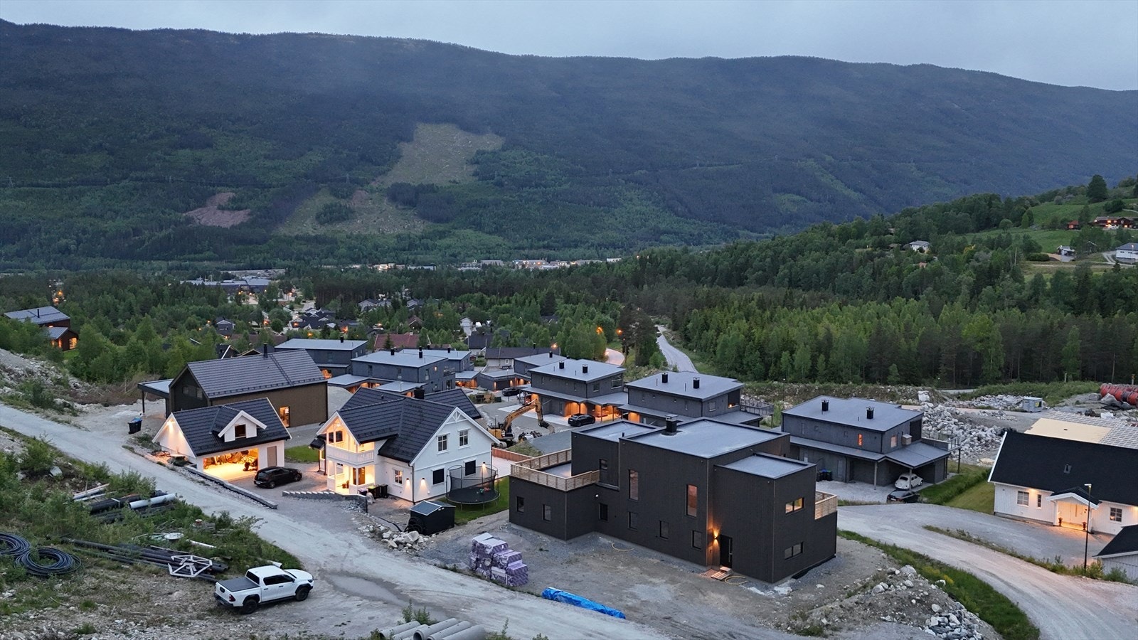 Boligen ligger fint til med nærhet til skole, sentrum, turområde, etc Galleribilde