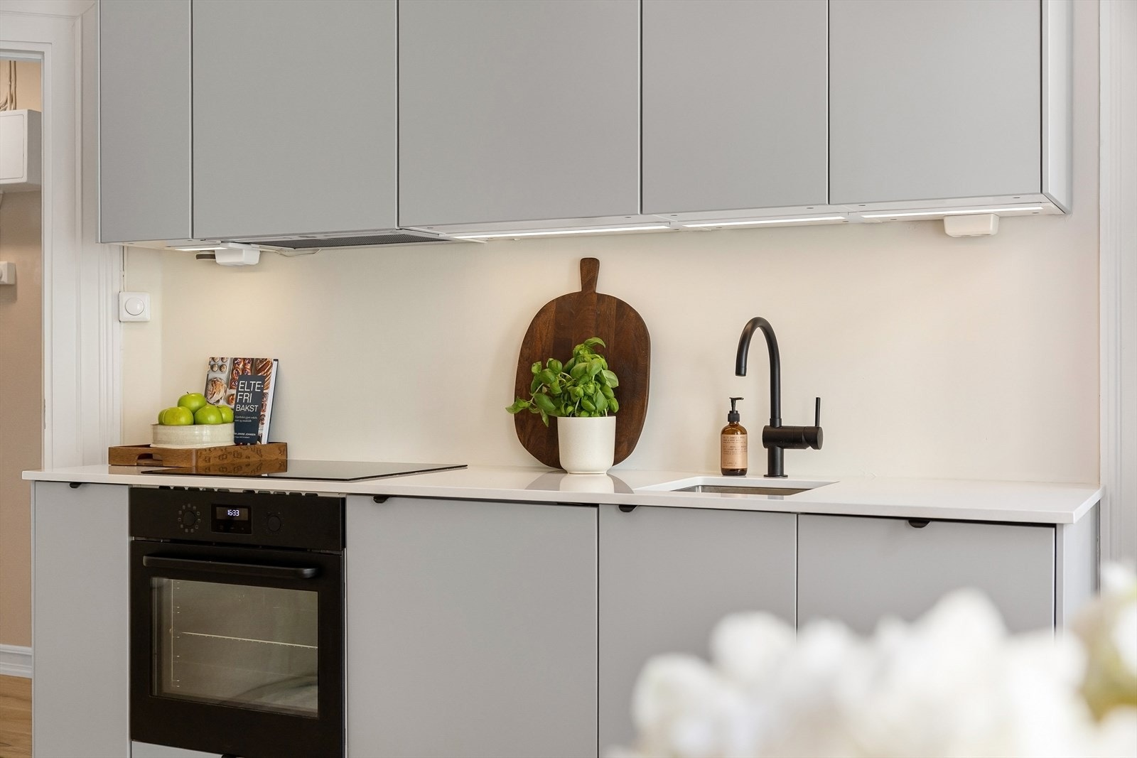 Ny benkplate av kvartskompositt fra 2024, glatte fronter og underlimt oppvaskkum med Grohe-armatur Galleribilde