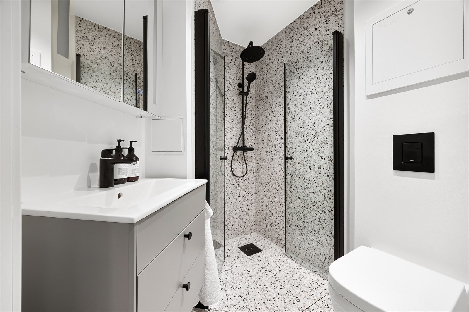 Elegant bad fra 2021 med gulvvarme Galleribilde