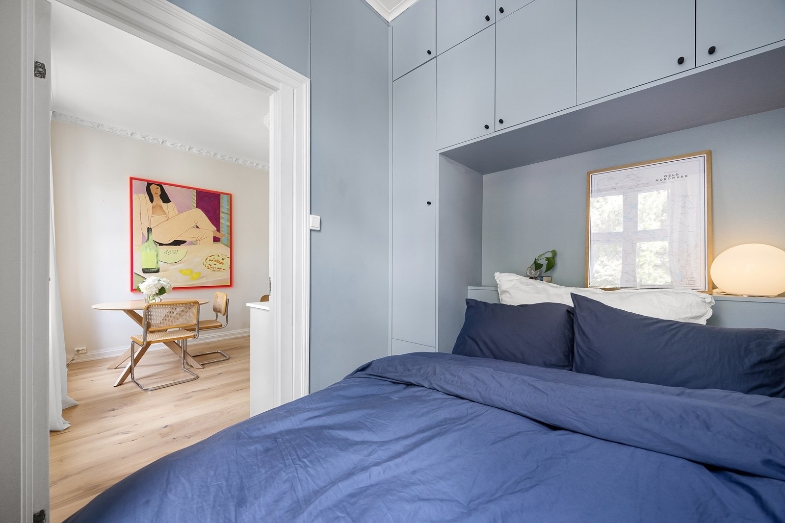 Plassbygget garderobeløsning fra 2023 gir optimal utnyttelse av rommet Galleribilde