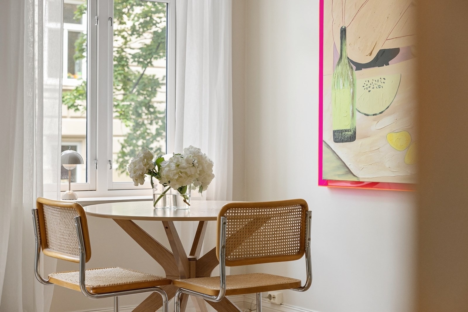 Det er en naturlig sone for spisebord ved vinduet, med godt lysinnslipp og plass til flere Galleribilde