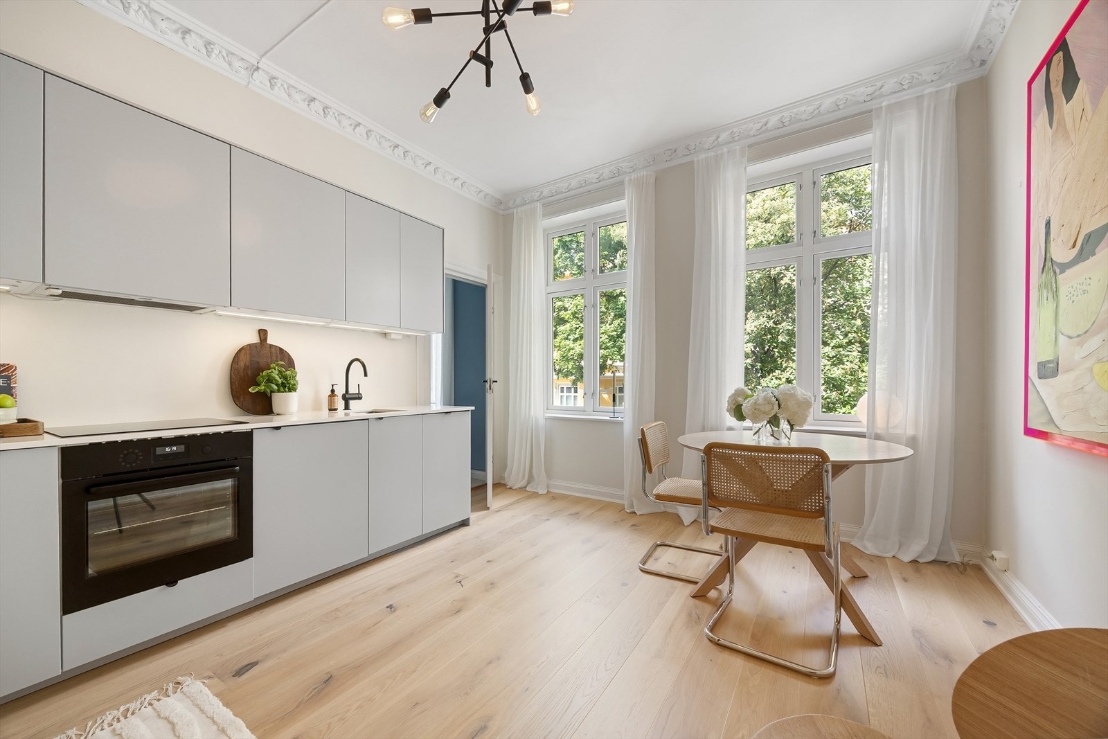 Stuen har grønt og rolig utsyn mot trær Galleribilde