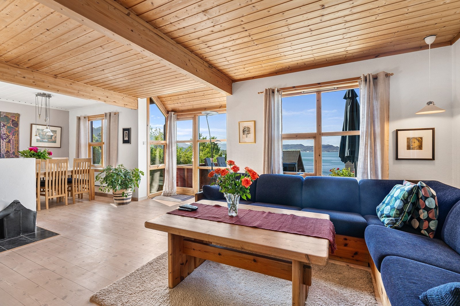 På gulvet er det lagt et pent tregulv, mens det er strier/tapet på vegger og panel i himlingen. Galleribilde