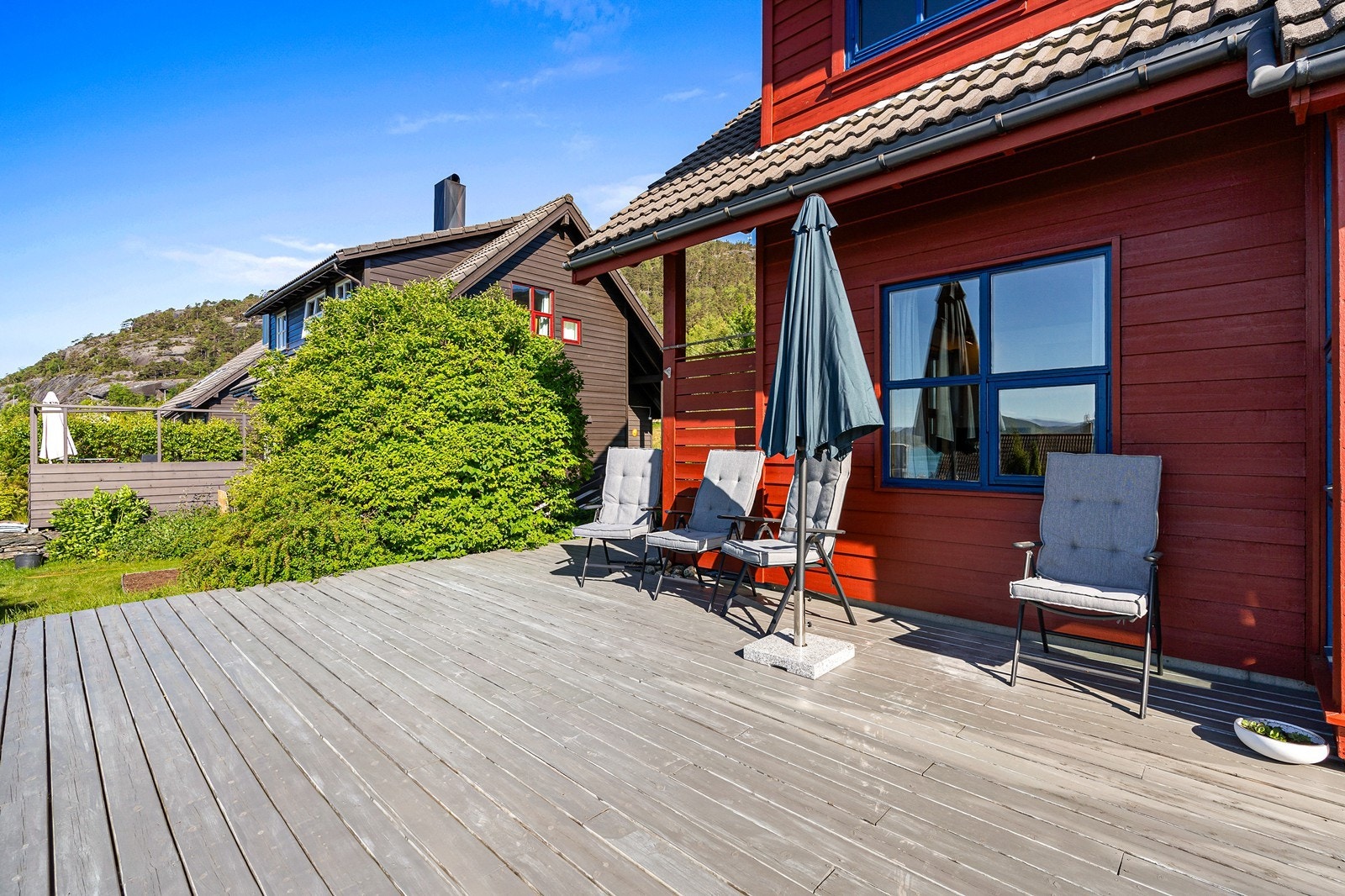 Her er det gode solforhold og nydelig utsikt ned mot fjorden. Galleribilde