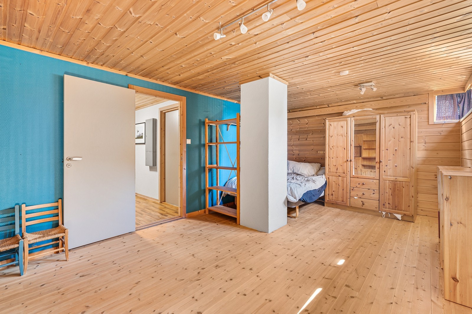 Denne leder videre til bad, vaskerom, soverom og diverse boder. Galleribilde