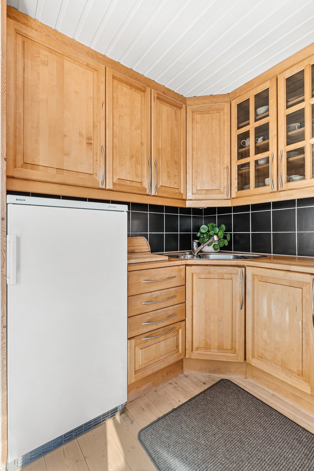 Det er videre utstyrt med oppvaskmaskin, kjøleskap og komfyr. Det er kjøkkenventilator med avtrekk ut. Galleribilde