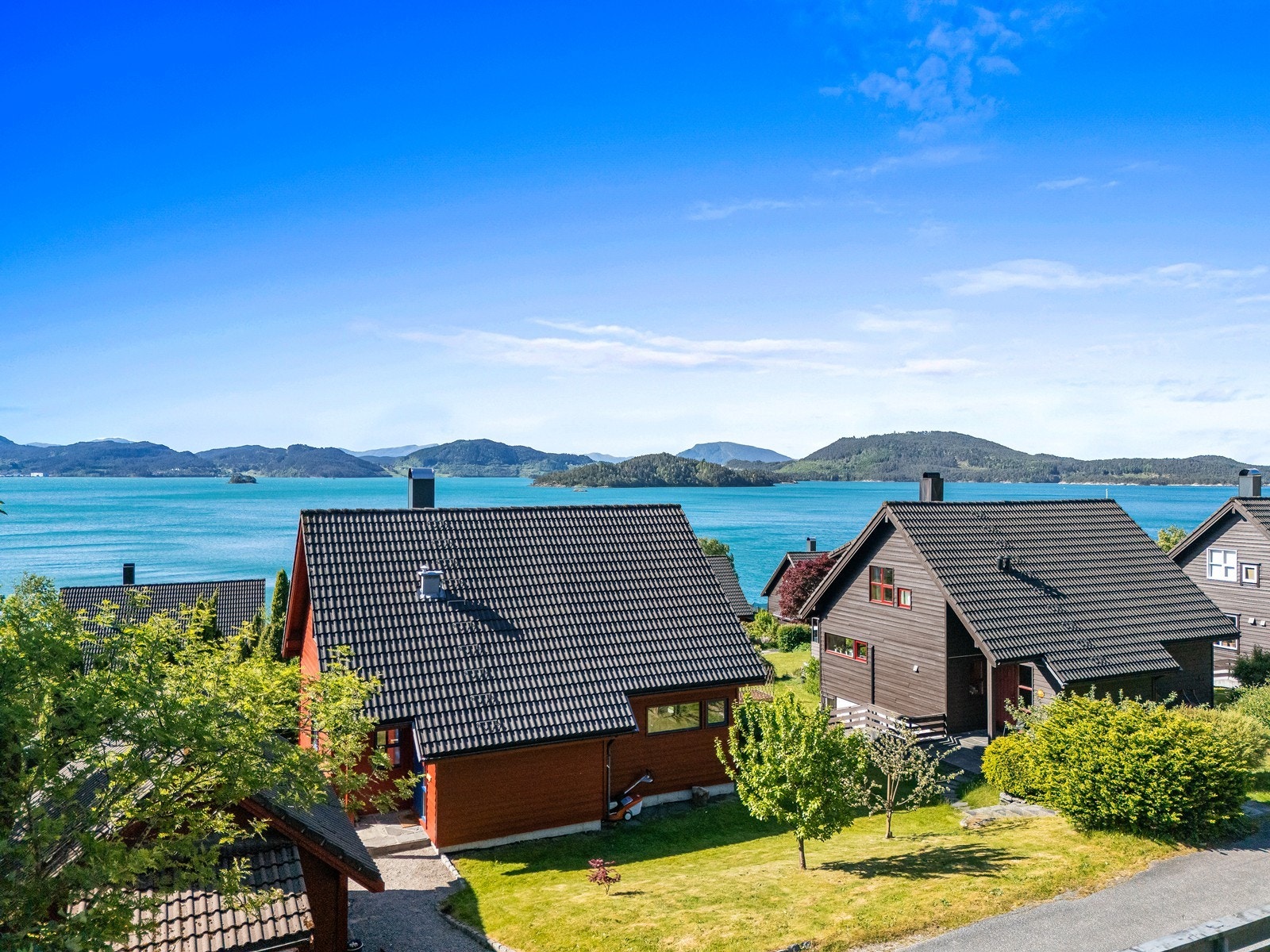 Huset har en sjønær beliggenhet, hvor det er bademuligheter like nedenfor huset. Galleribilde