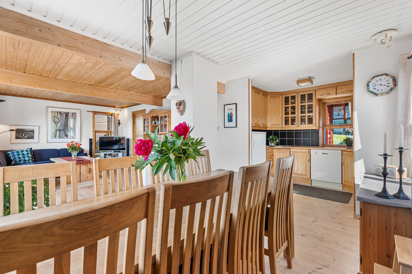 Rommet utforming gjør det enkelt å møblere i ulike sosiale soner, med god plass til stor sofagruppe, spisebord og øvrig ønsket møblement. Galleribilde