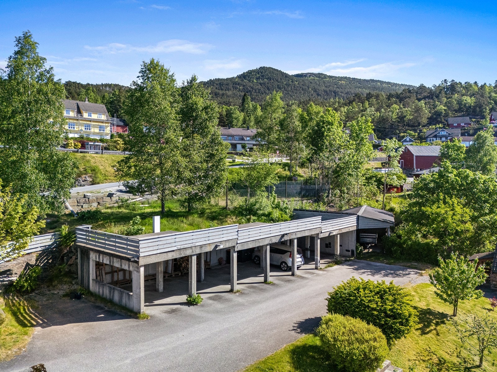Parkering i felles carportanlegg. Galleribilde