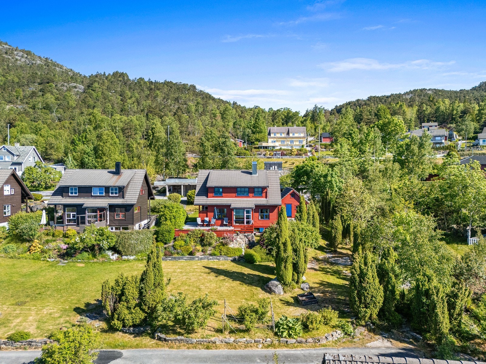 Dette gjelder felles, privat adkomstvei, lekeplass, øvrige deler av boligfeltet og deler av nausteområdet. Galleribilde