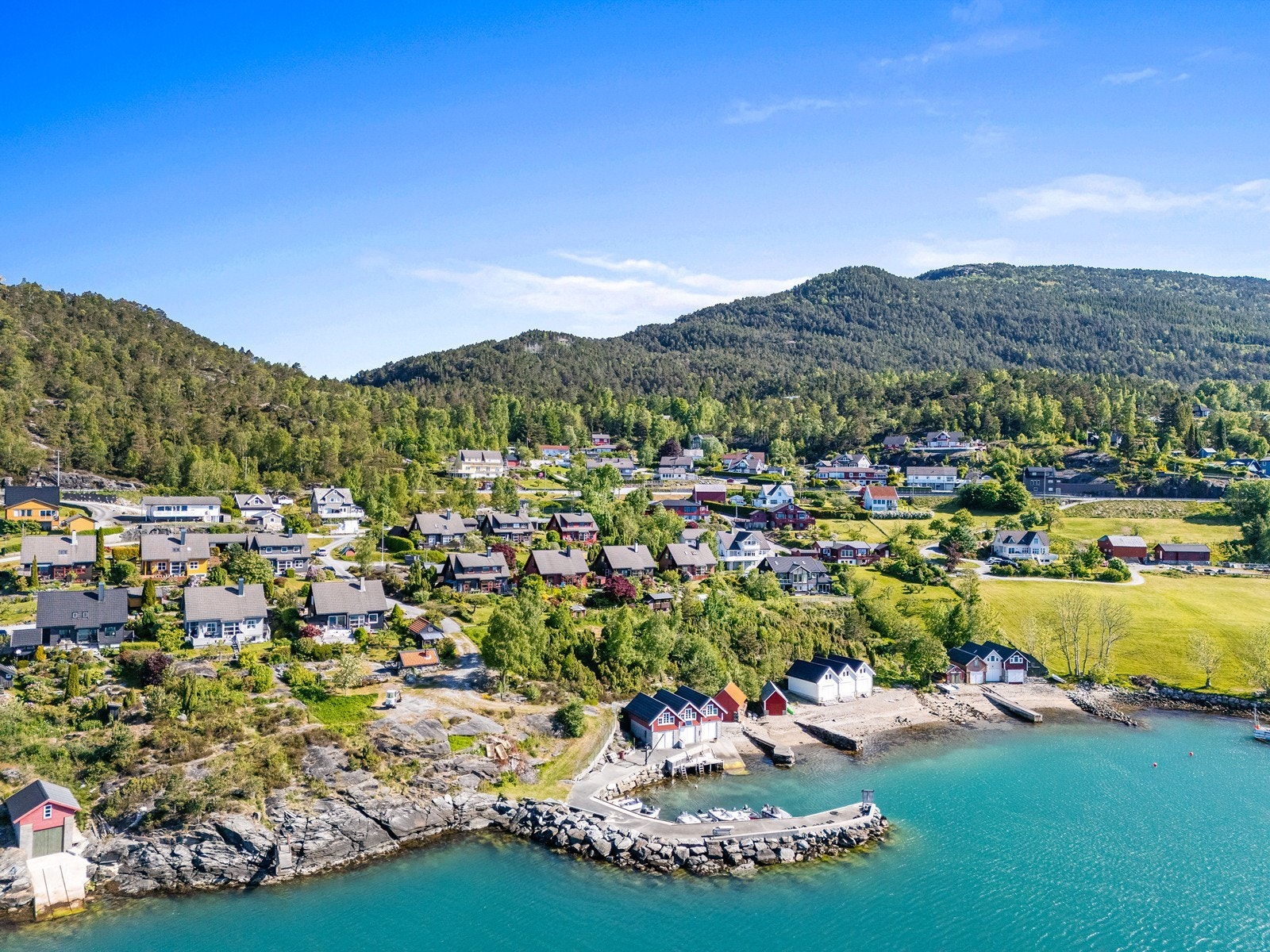 På fellestomten er det oppført et naust Galleribilde