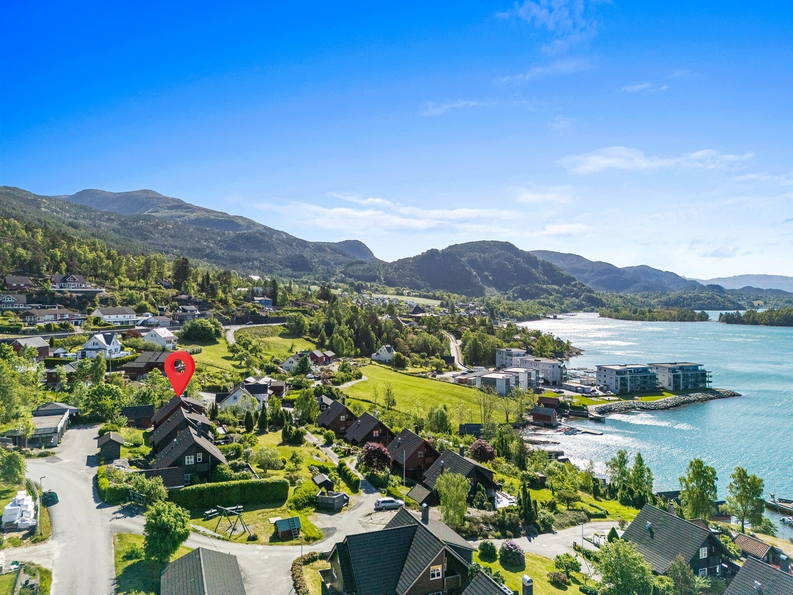 Eneboligen ligger i et attraktivt boligområde med flott utsikt og gode solforhold. Galleribilde