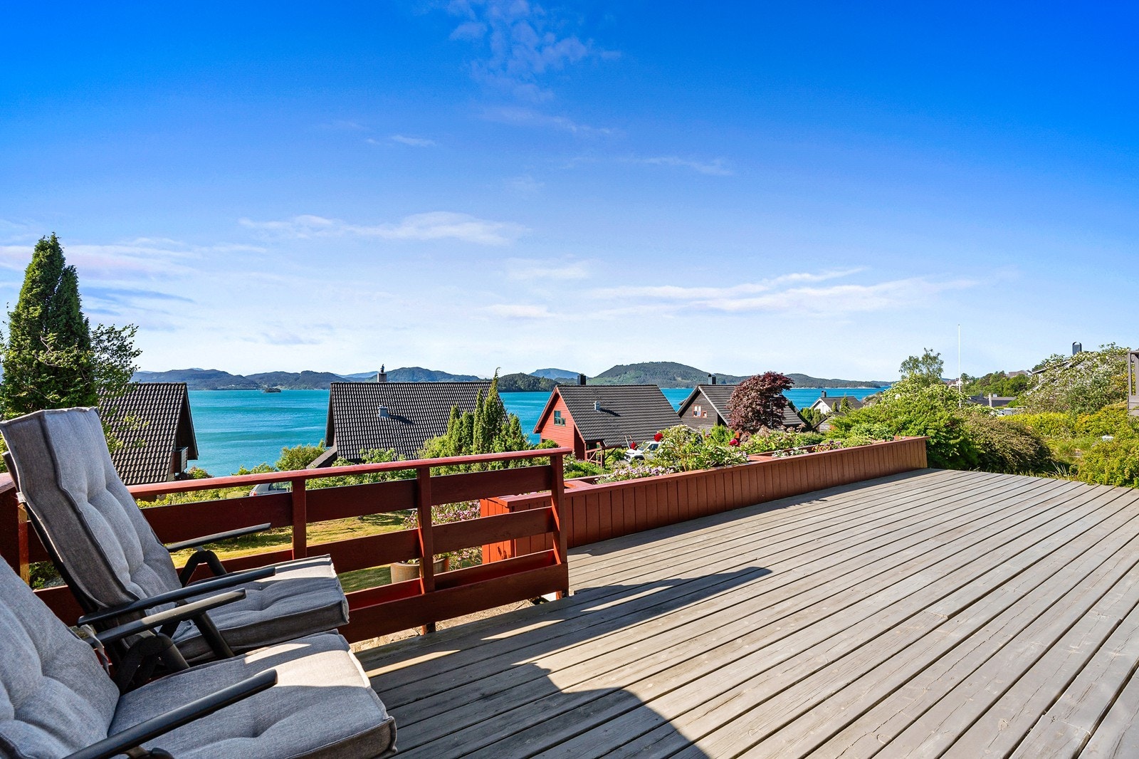 Fra stuen er det utgang til en herlig terrasse. Galleribilde