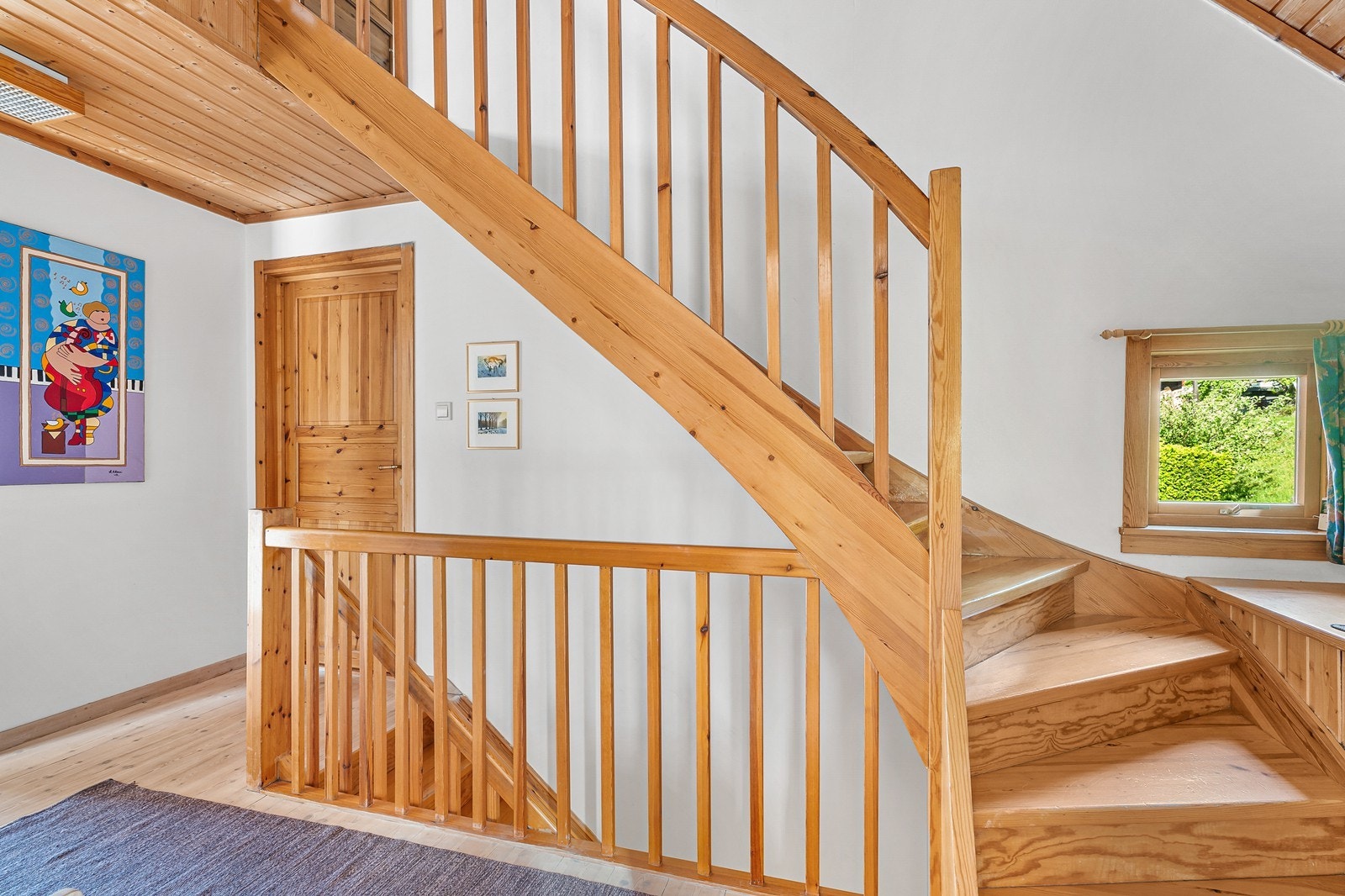 Lukket tretrapp leder mellom etasjene. Galleribilde