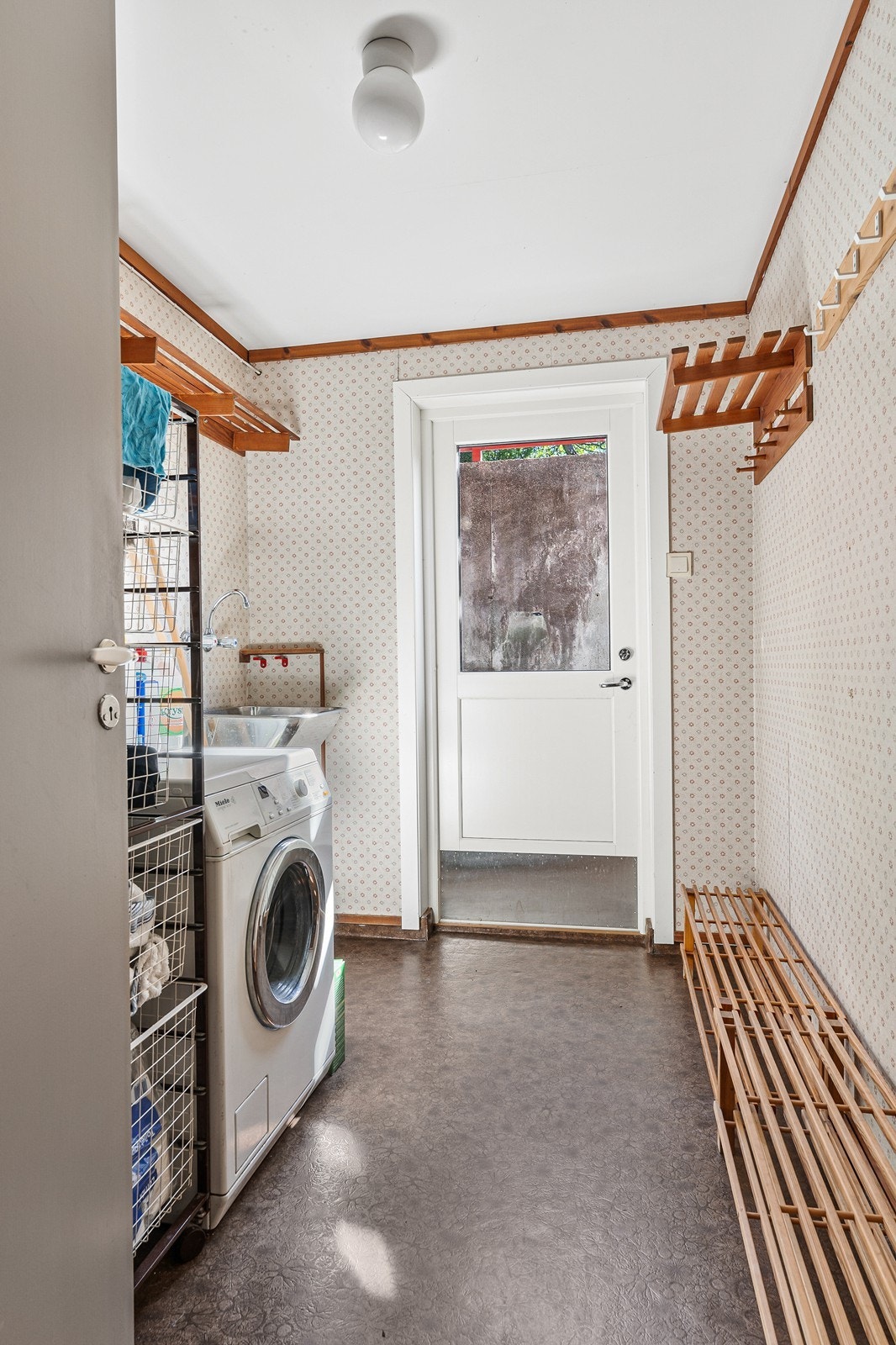 Det er separat vaskerom som ligger plassert i kjelleren. Dette har gulvbelegg med varmekabler, tapet på vegger med malte plater i tak. Galleribilde