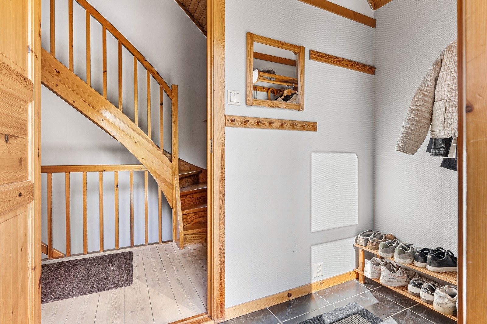 Liten entré på bakkeplan. Galleribilde