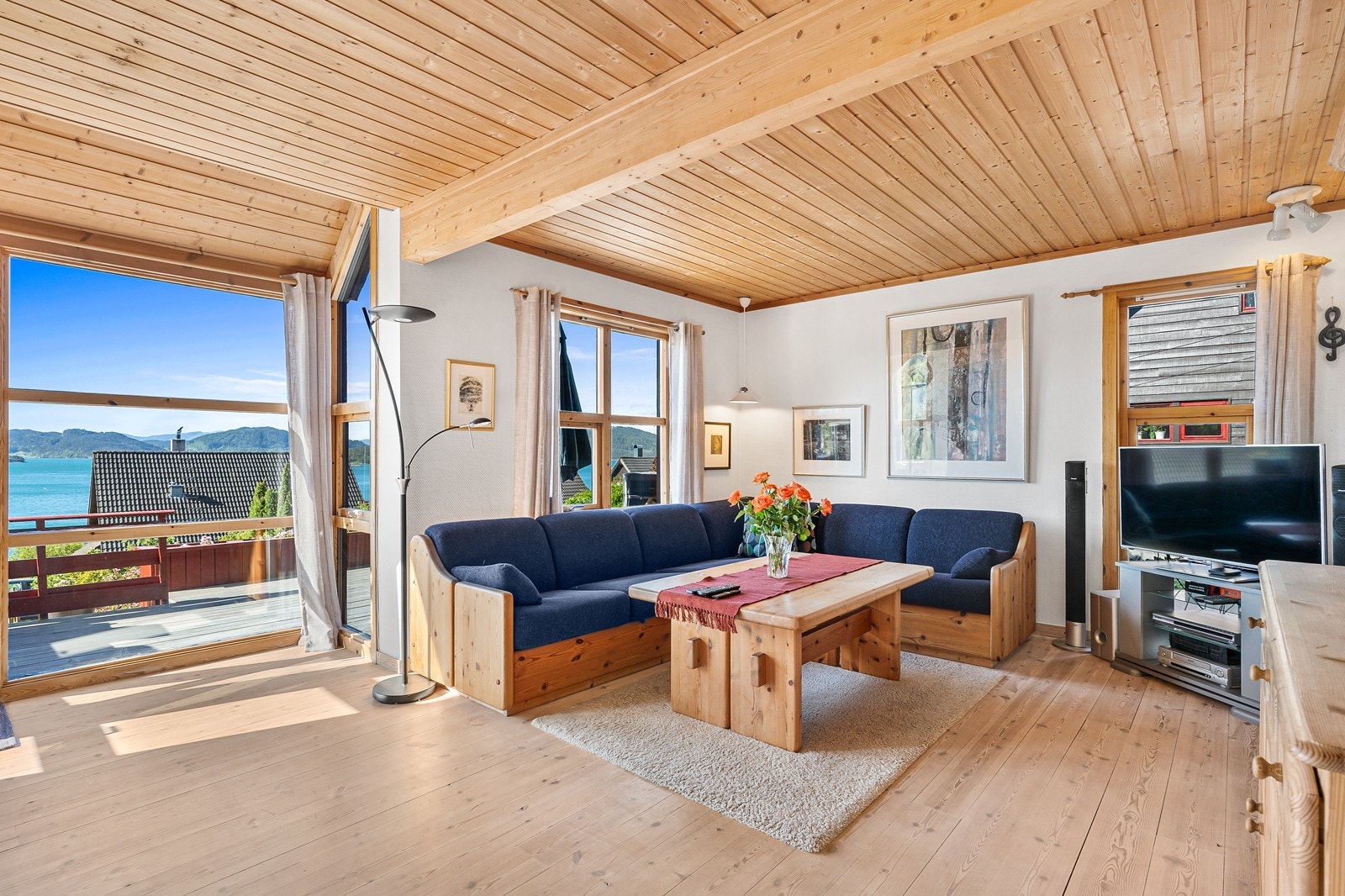 Husets samlingspunkt er stuen - Her er det lyst og romslig med opprinnelige overflater. Galleribilde