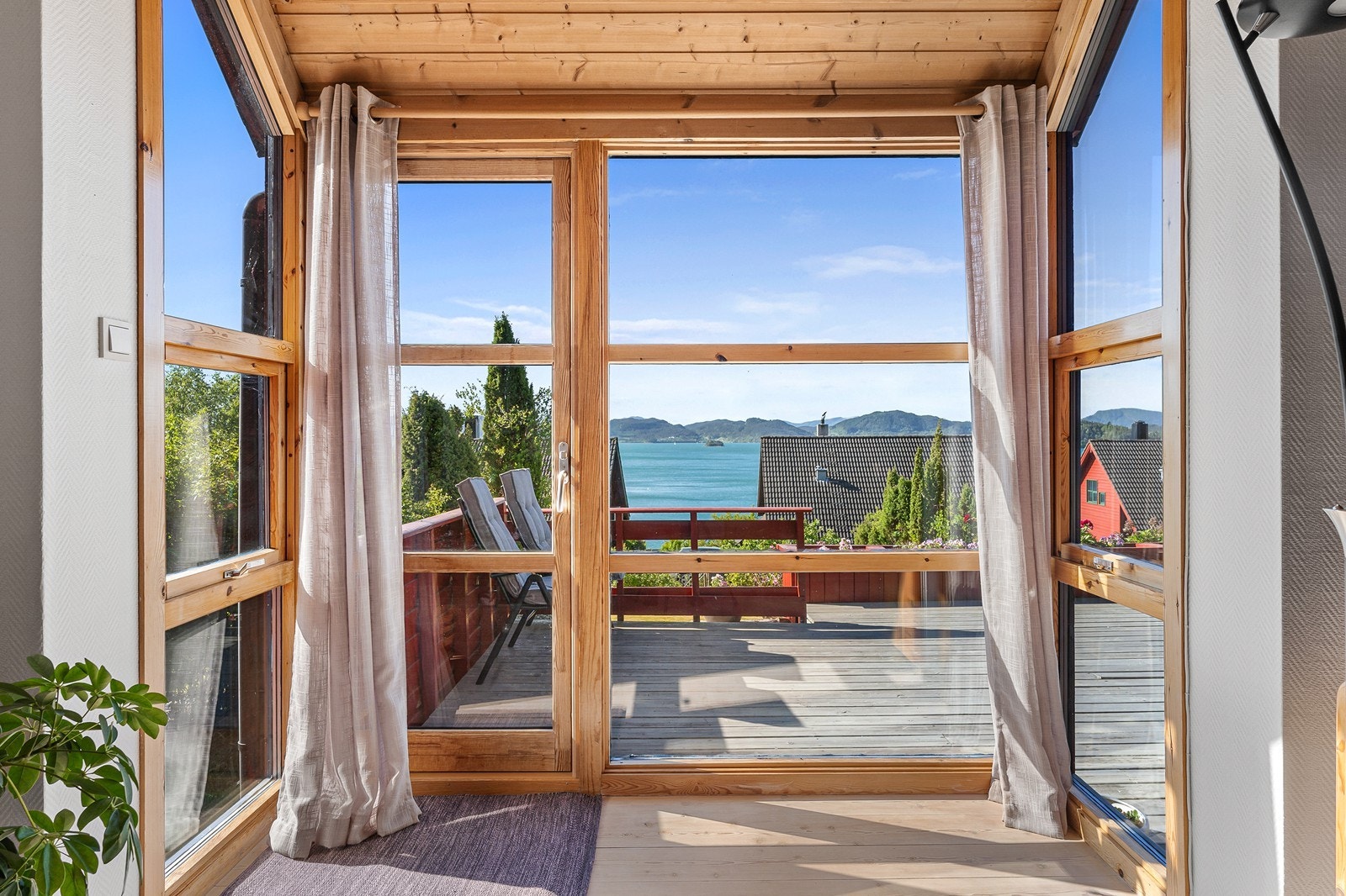 De store vindusflatene gir rikelig med innslipp av naturlig lys. Galleribilde