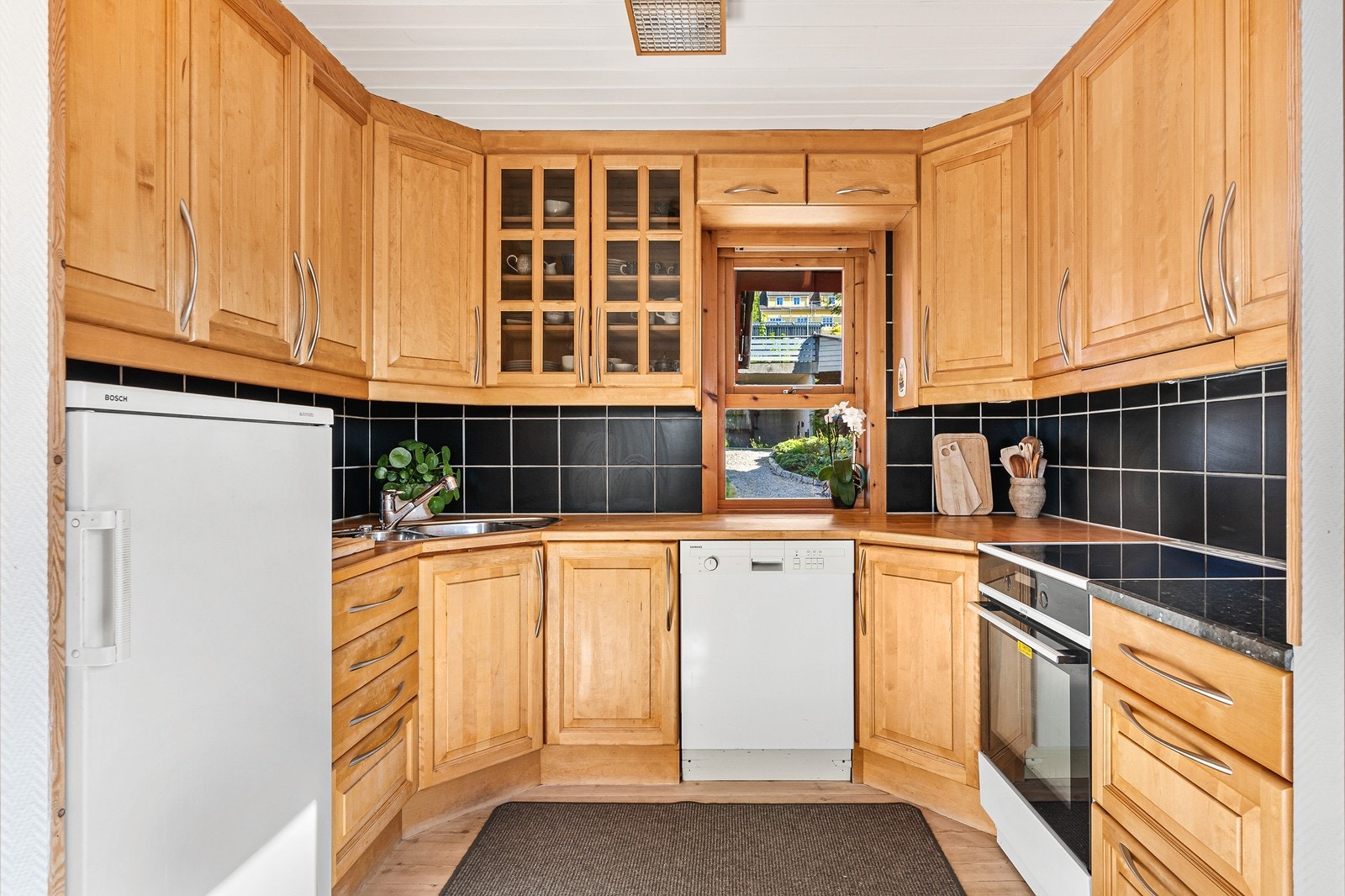 Kjøkkenet er i delvis åpen løsning sammen med stuen. Galleribilde