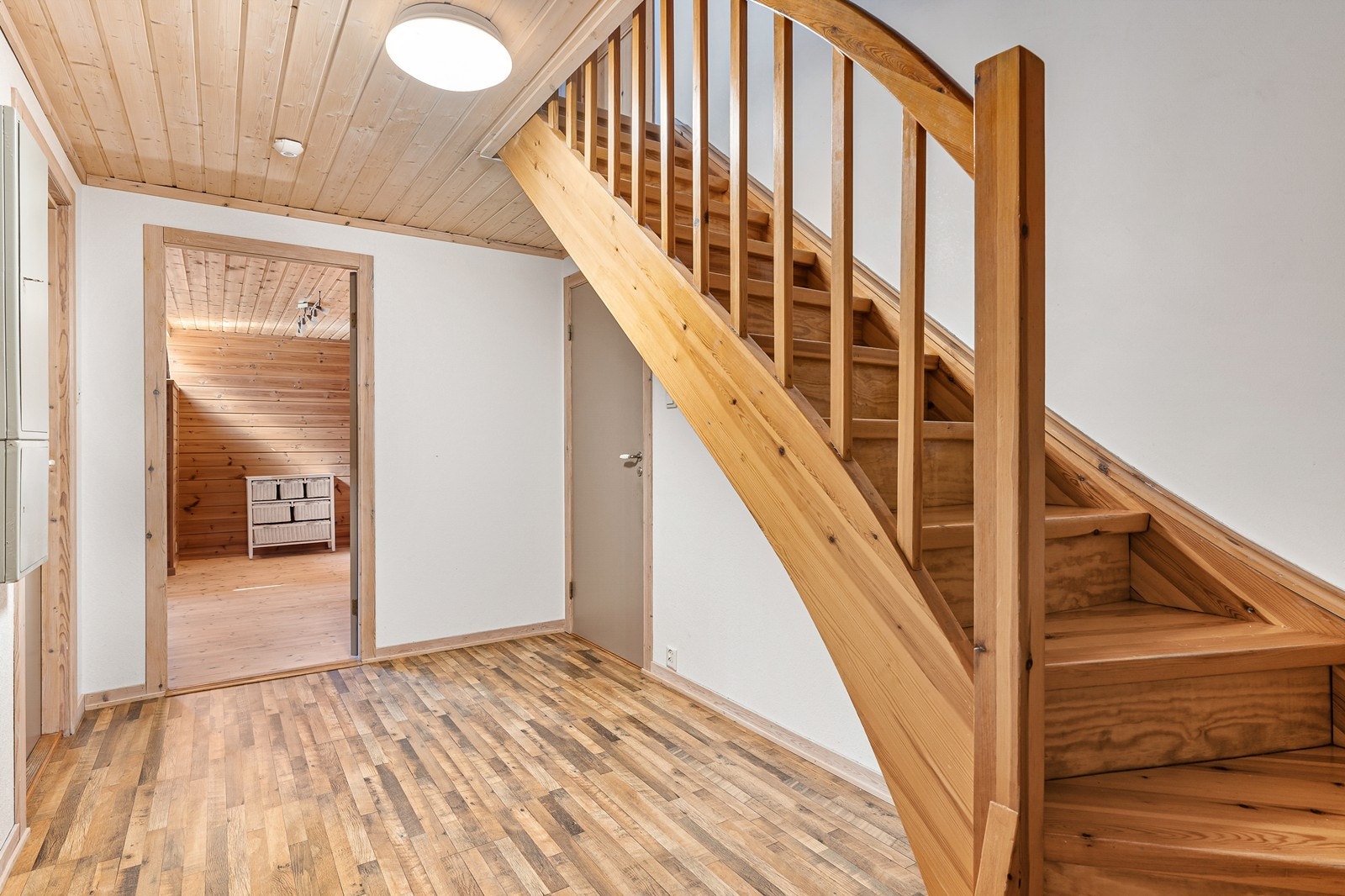 Beveger man seg ned trappen til boligens kjeller kommer man direkte ned i en romslig gang. Galleribilde