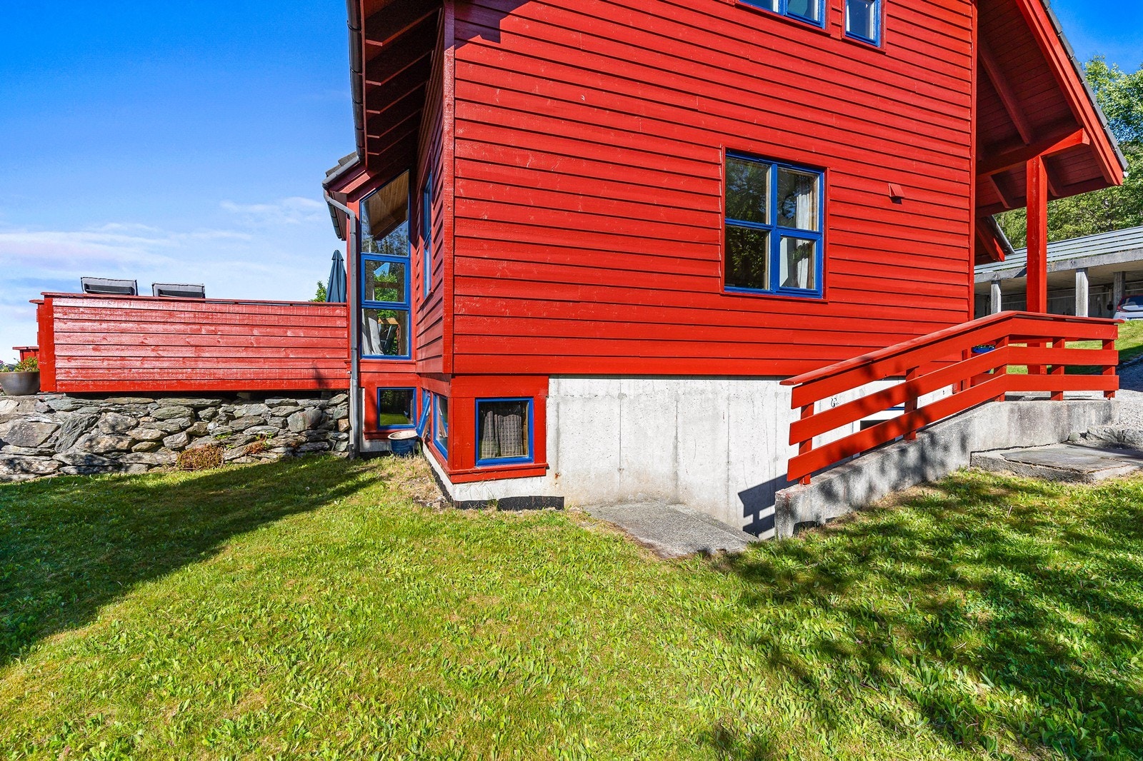 Tomten er opparbeidet med asfaltert adkomst, hage med plen og diverse beplantning. Galleribilde